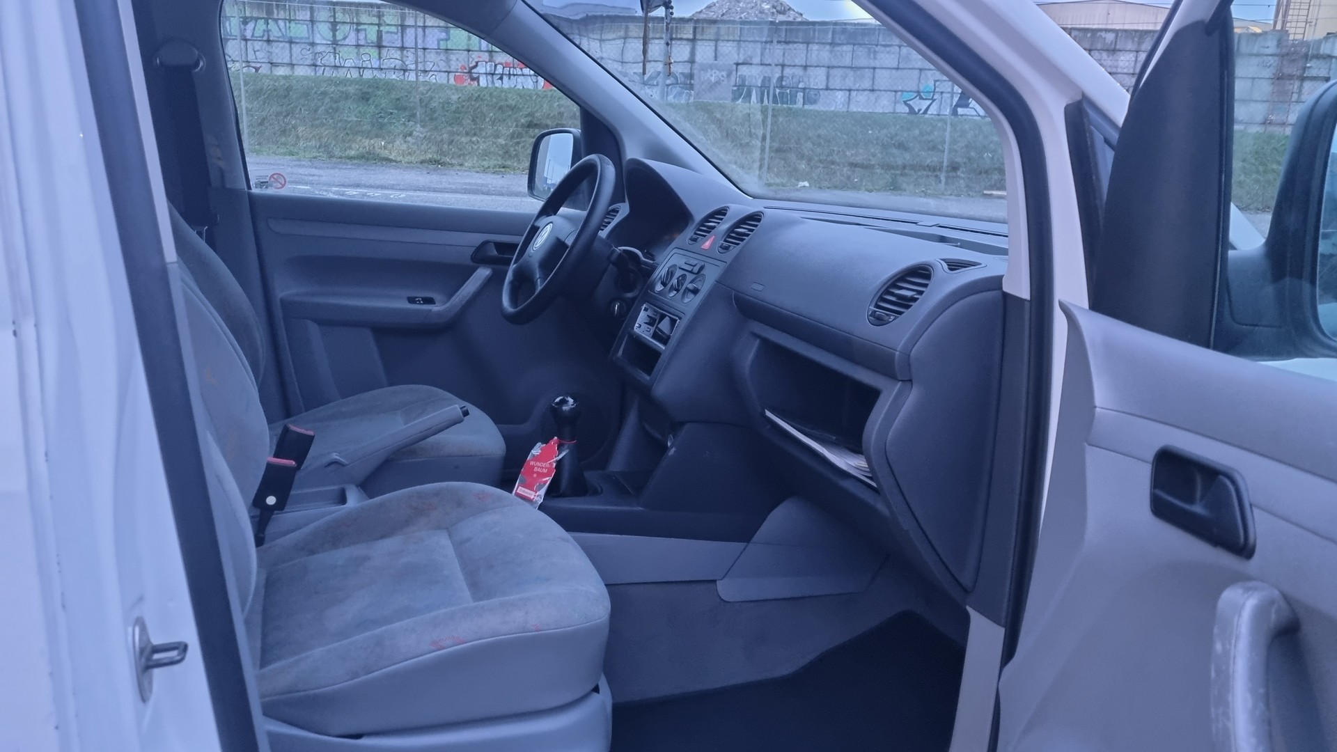 VW Caddy 1.4-image-6