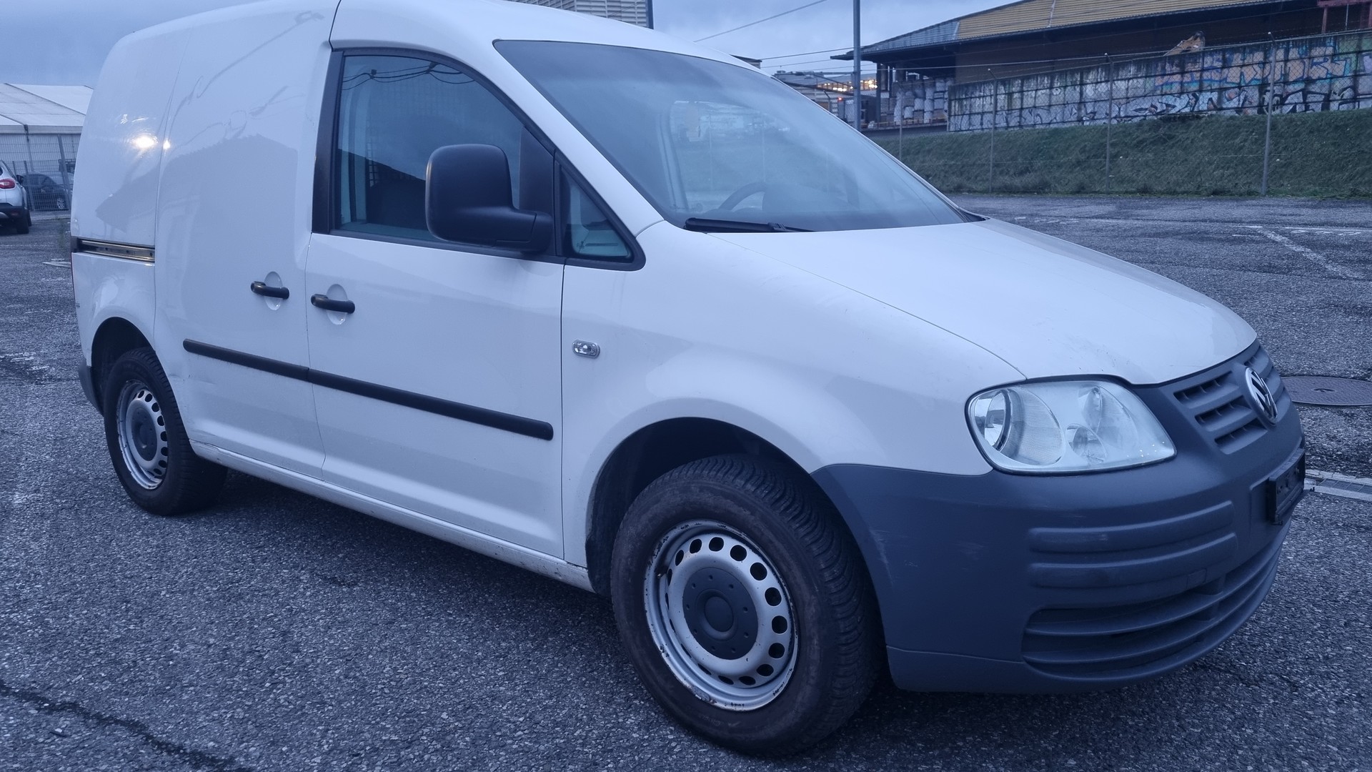 VW Caddy 1.4-image-1