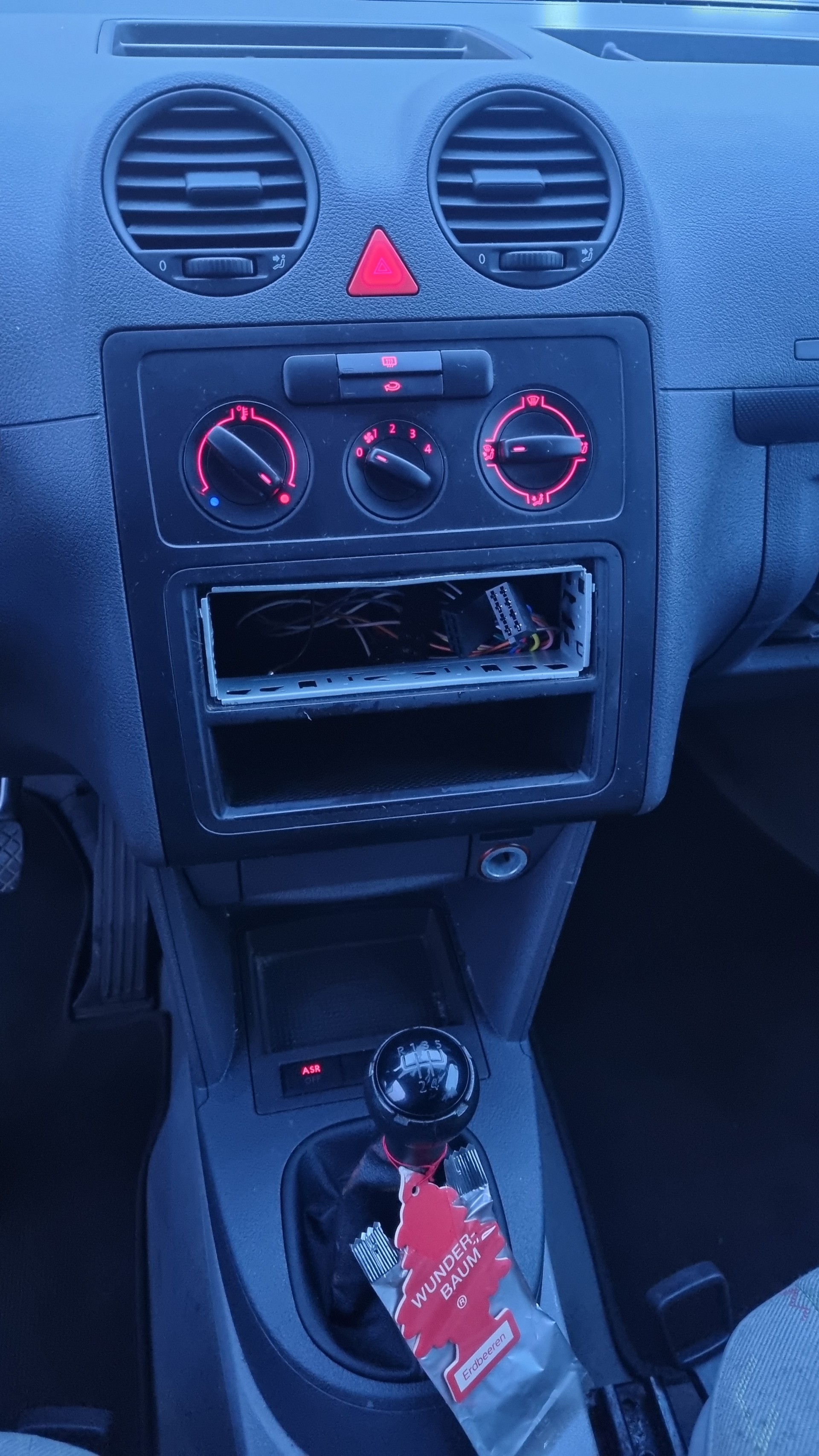 VW Caddy 1.4-image-9