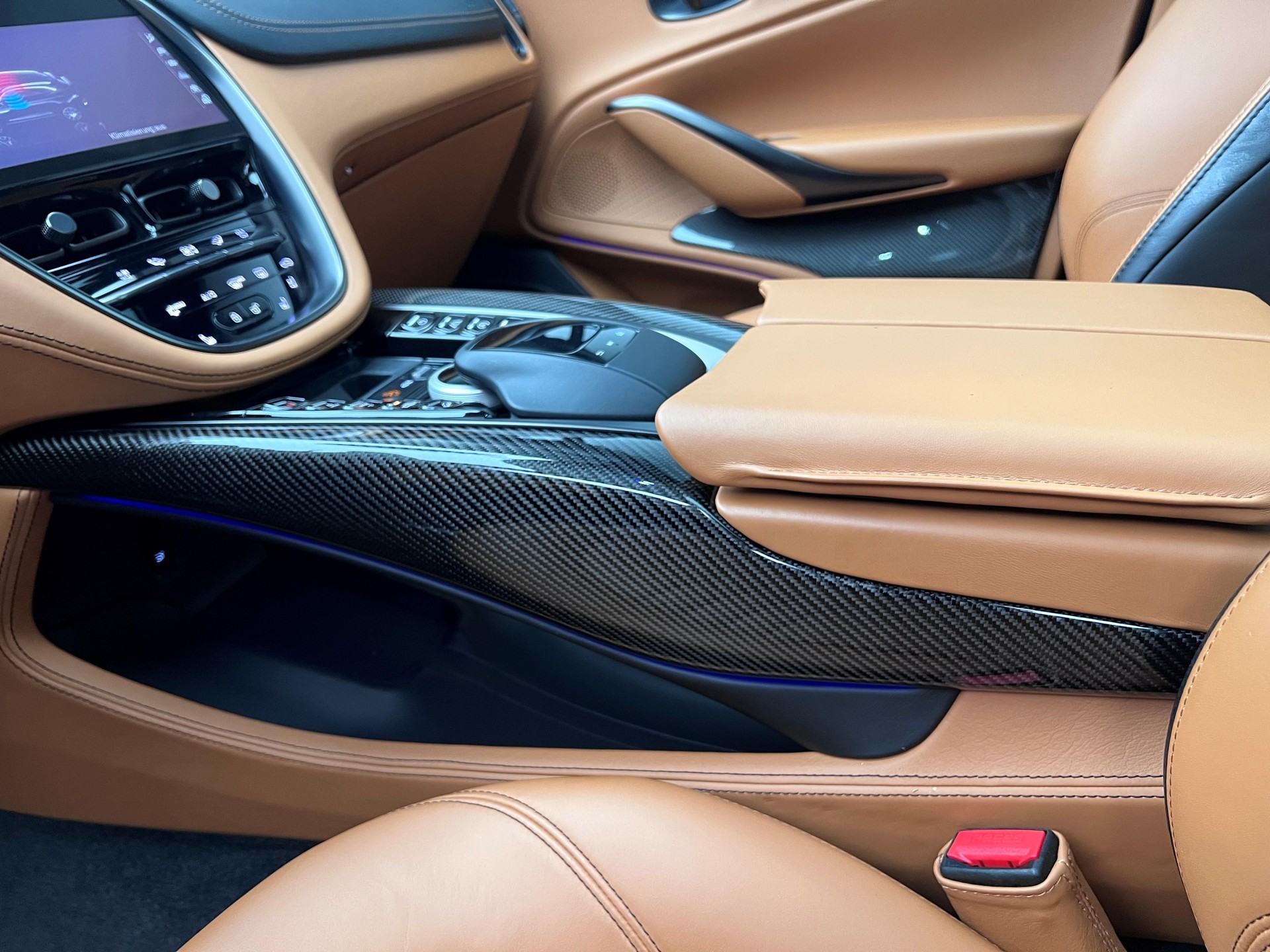 ASTON MARTIN DBX 4.0 V8 Bi-Turbo-image-9