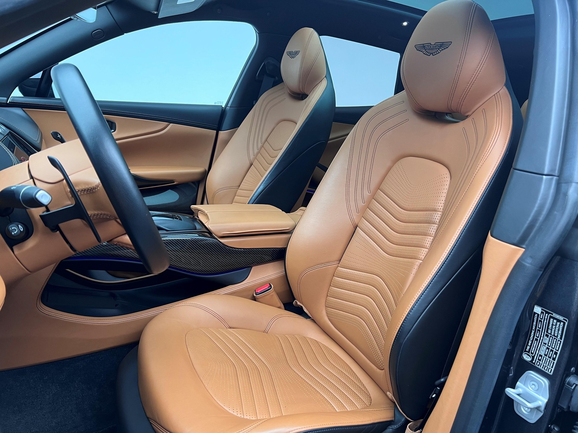 ASTON MARTIN DBX 4.0 V8 Bi-Turbo-image-5