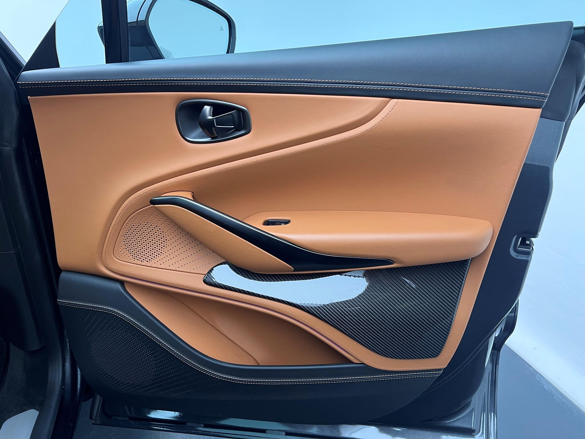ASTON MARTIN DBX 4.0 V8 Bi-Turbo-image-14