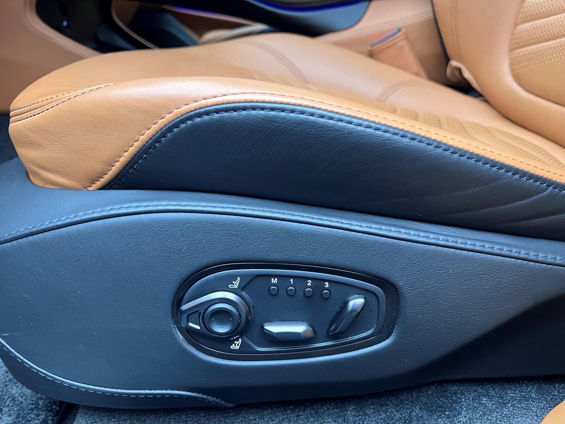 ASTON MARTIN DBX 4.0 V8 Bi-Turbo-image-10