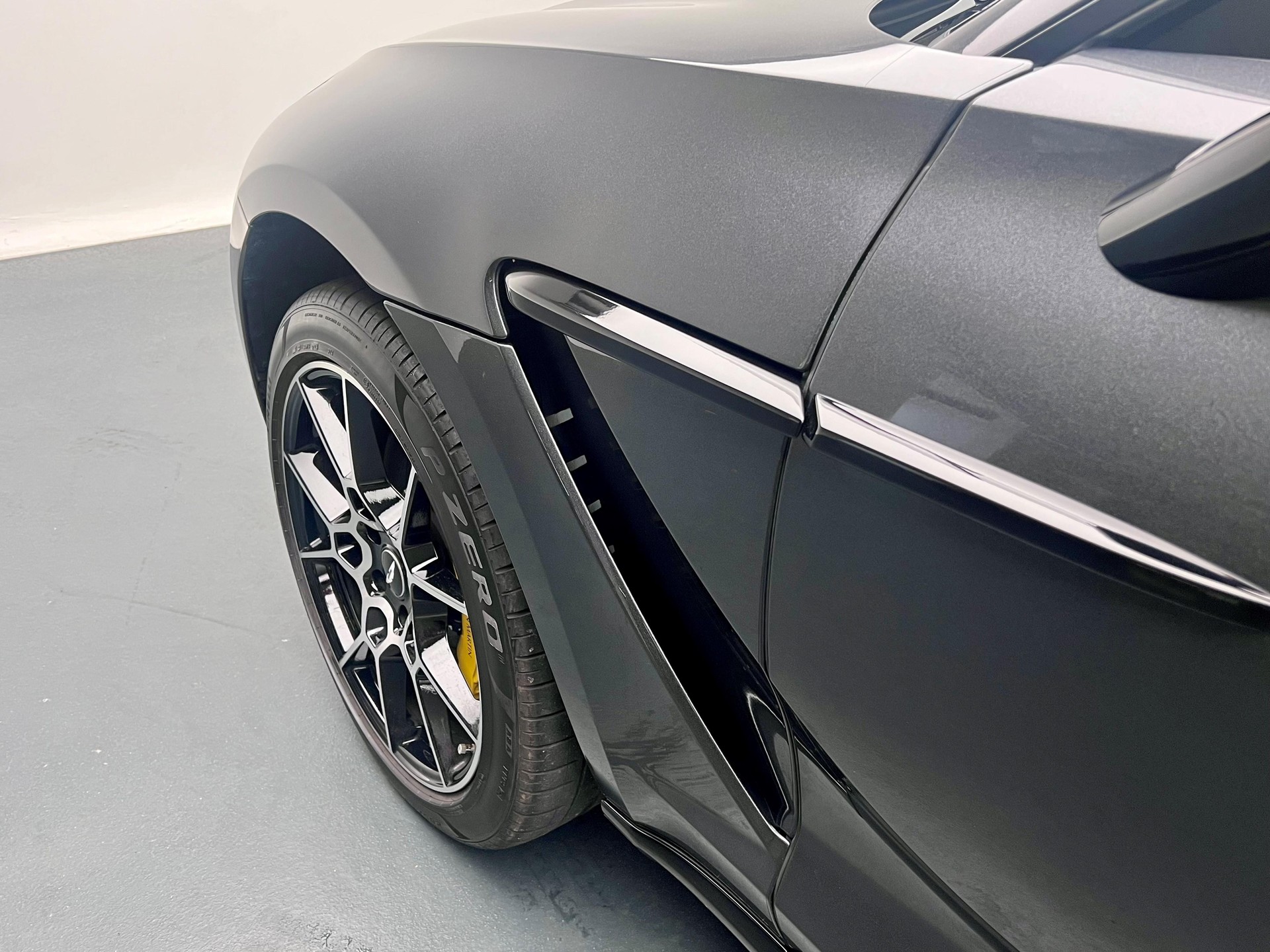 ASTON MARTIN DBX 4.0 V8 Bi-Turbo-image-18