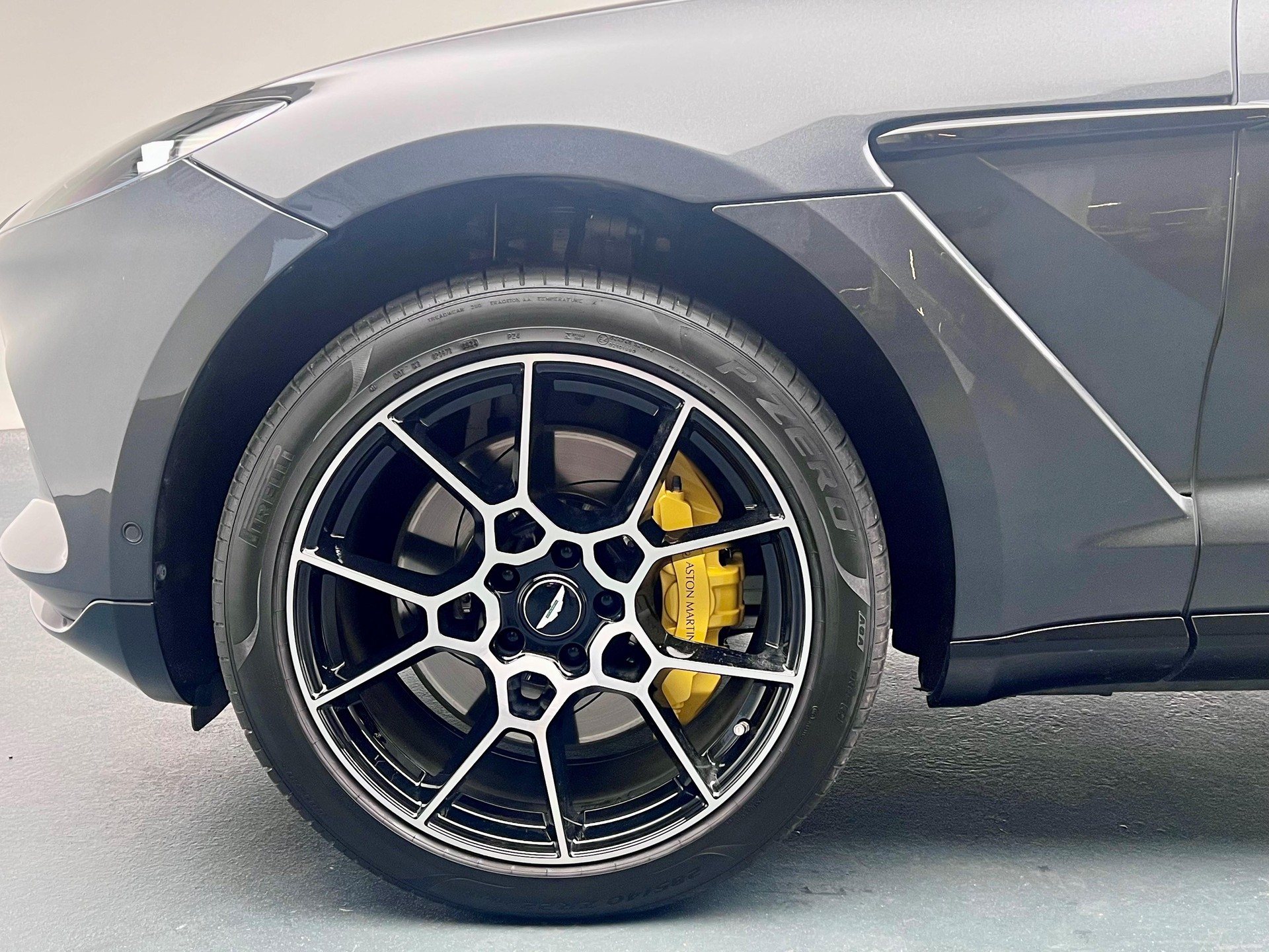 ASTON MARTIN DBX 4.0 V8 Bi-Turbo-image-17