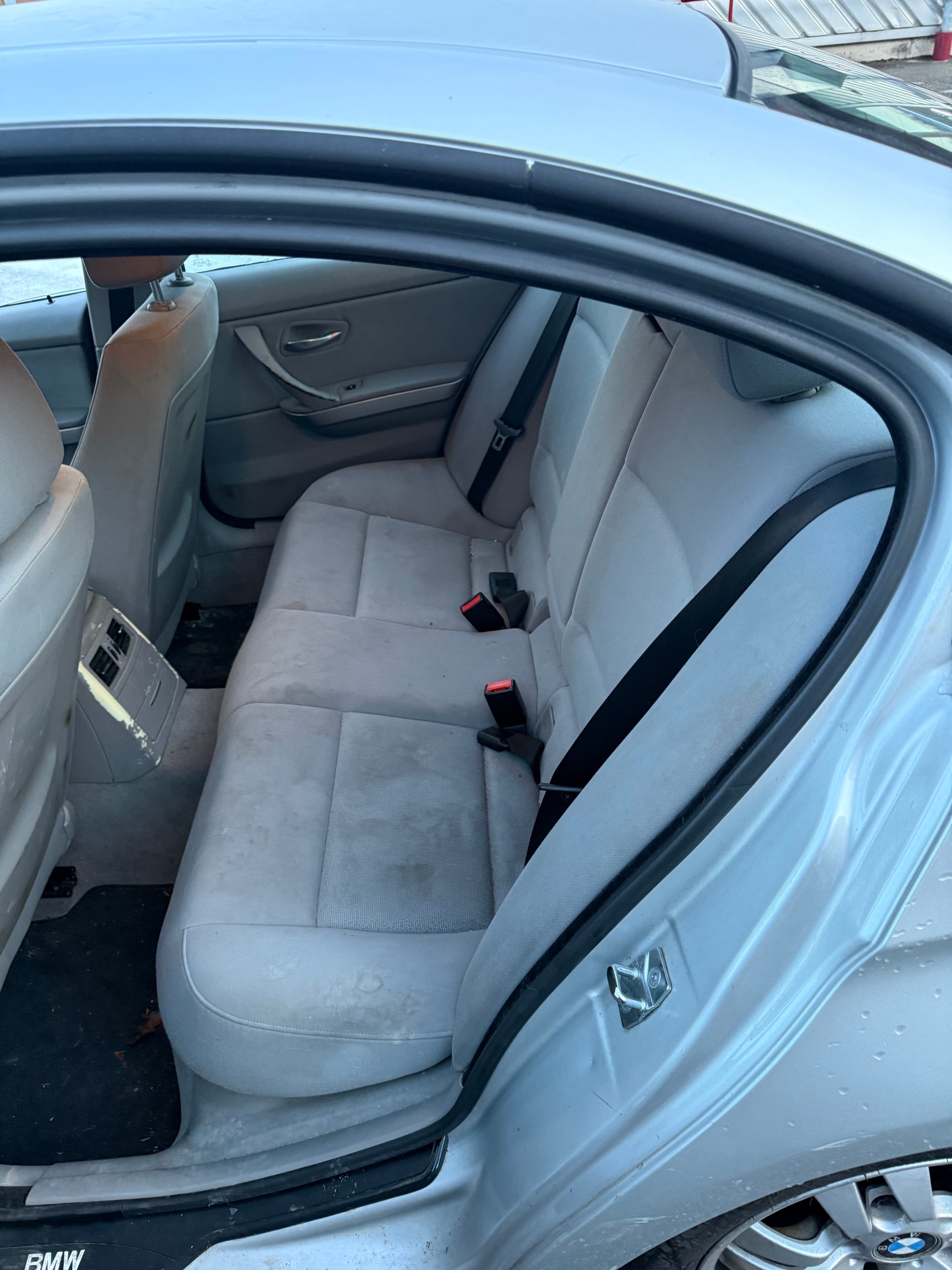 BMW 320i-image-8
