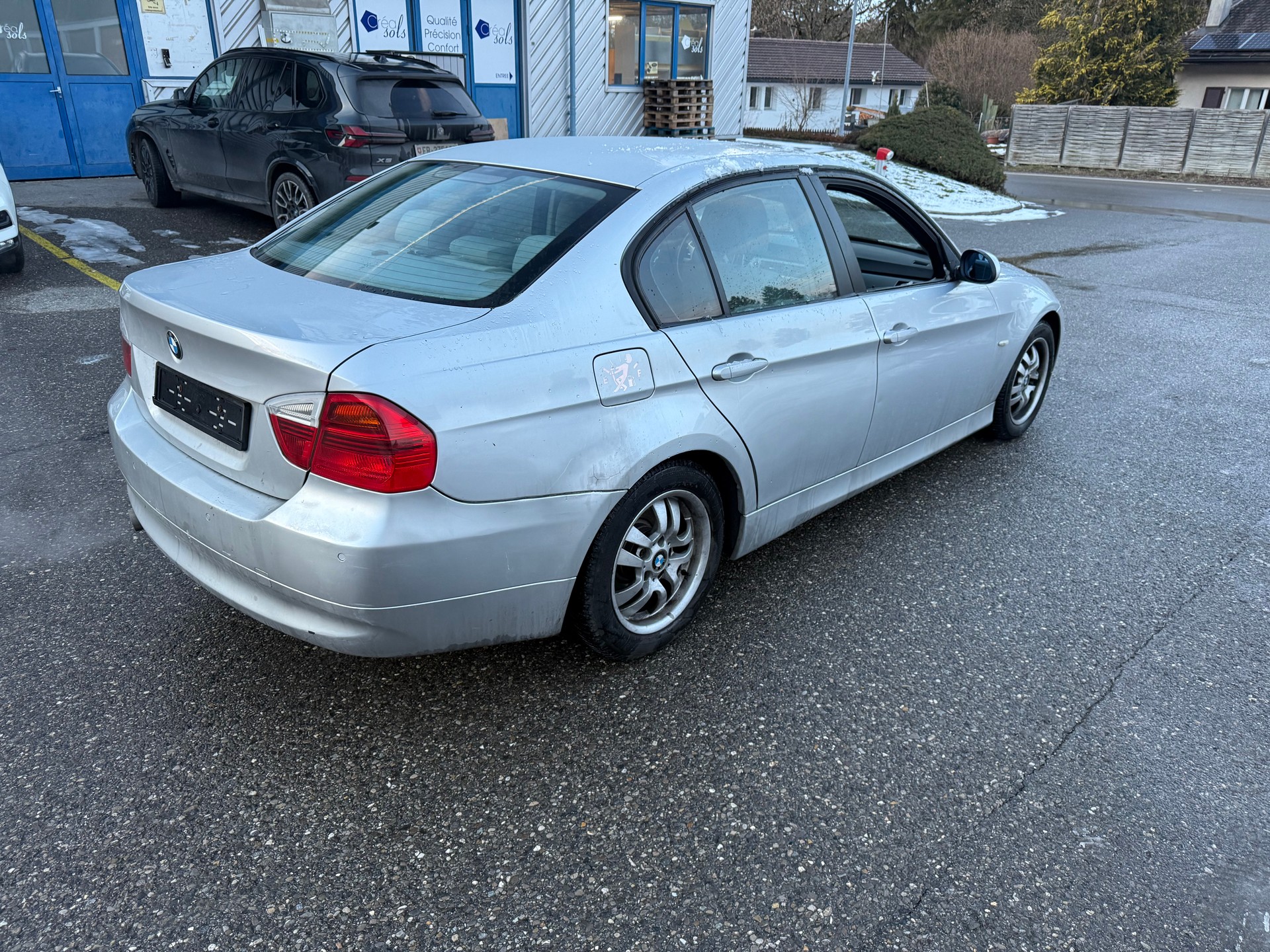 BMW 320i-image-3
