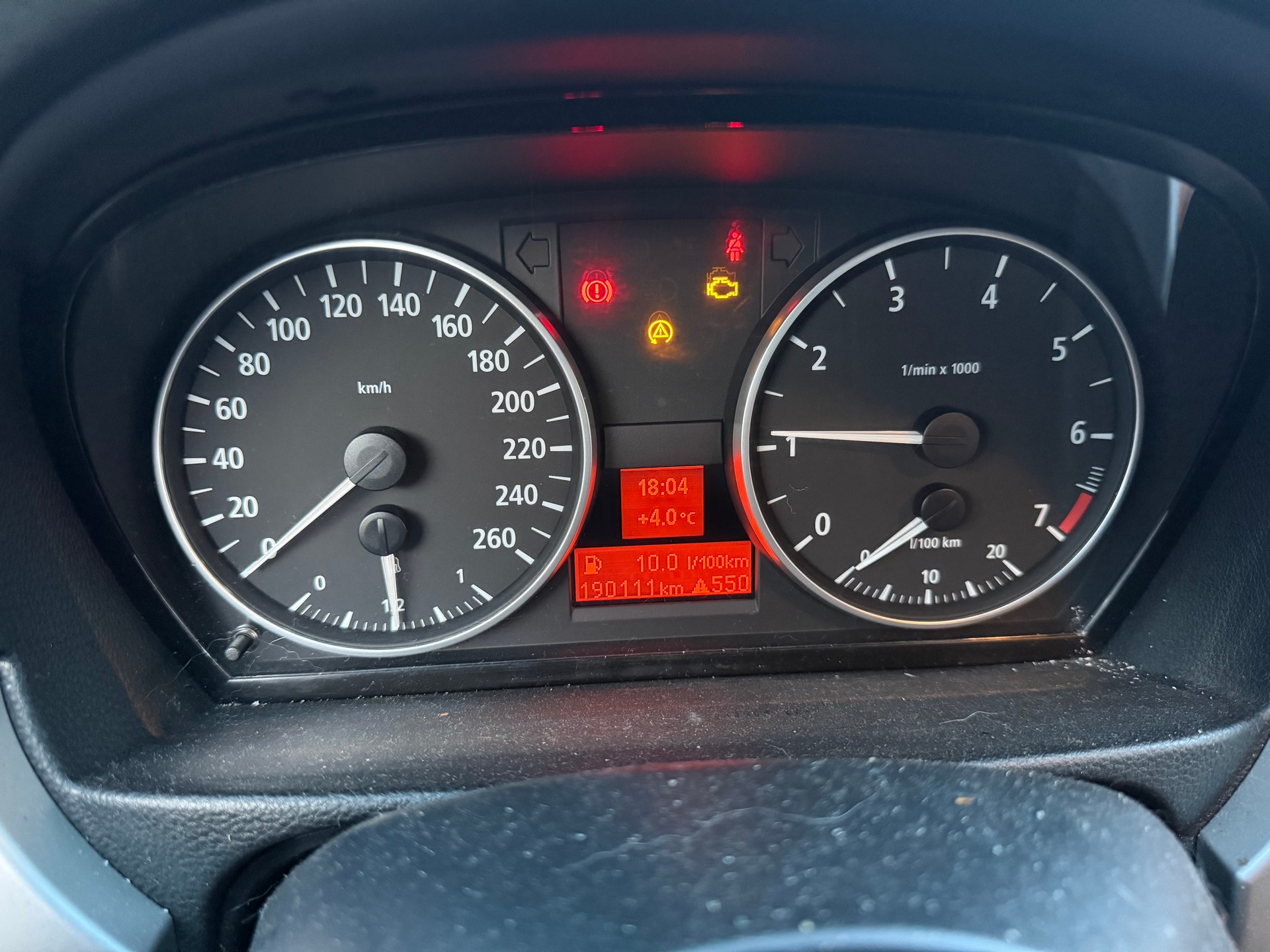 BMW 320i-image-7