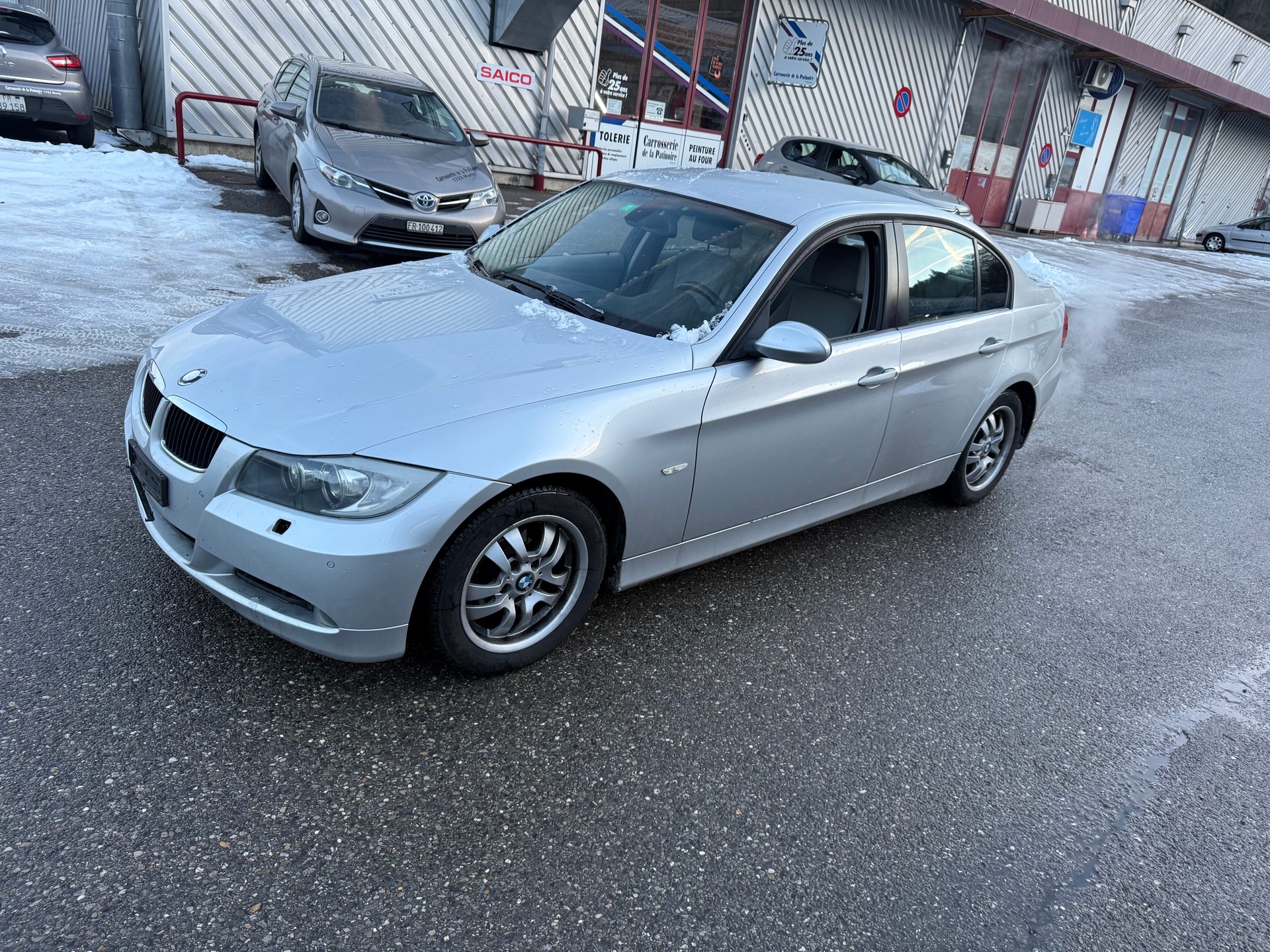 BMW 320i-image-1