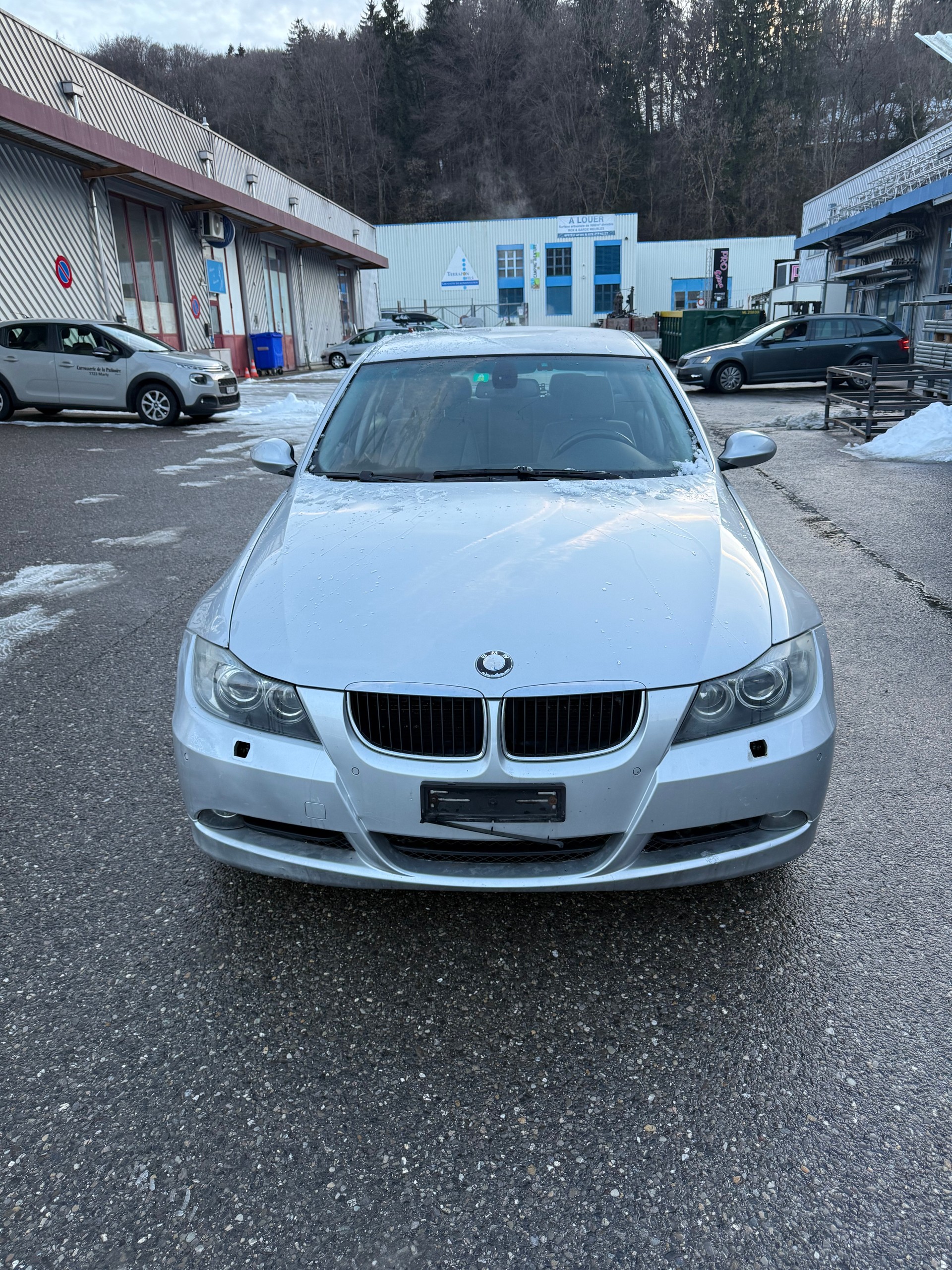 BMW 320i-image-0