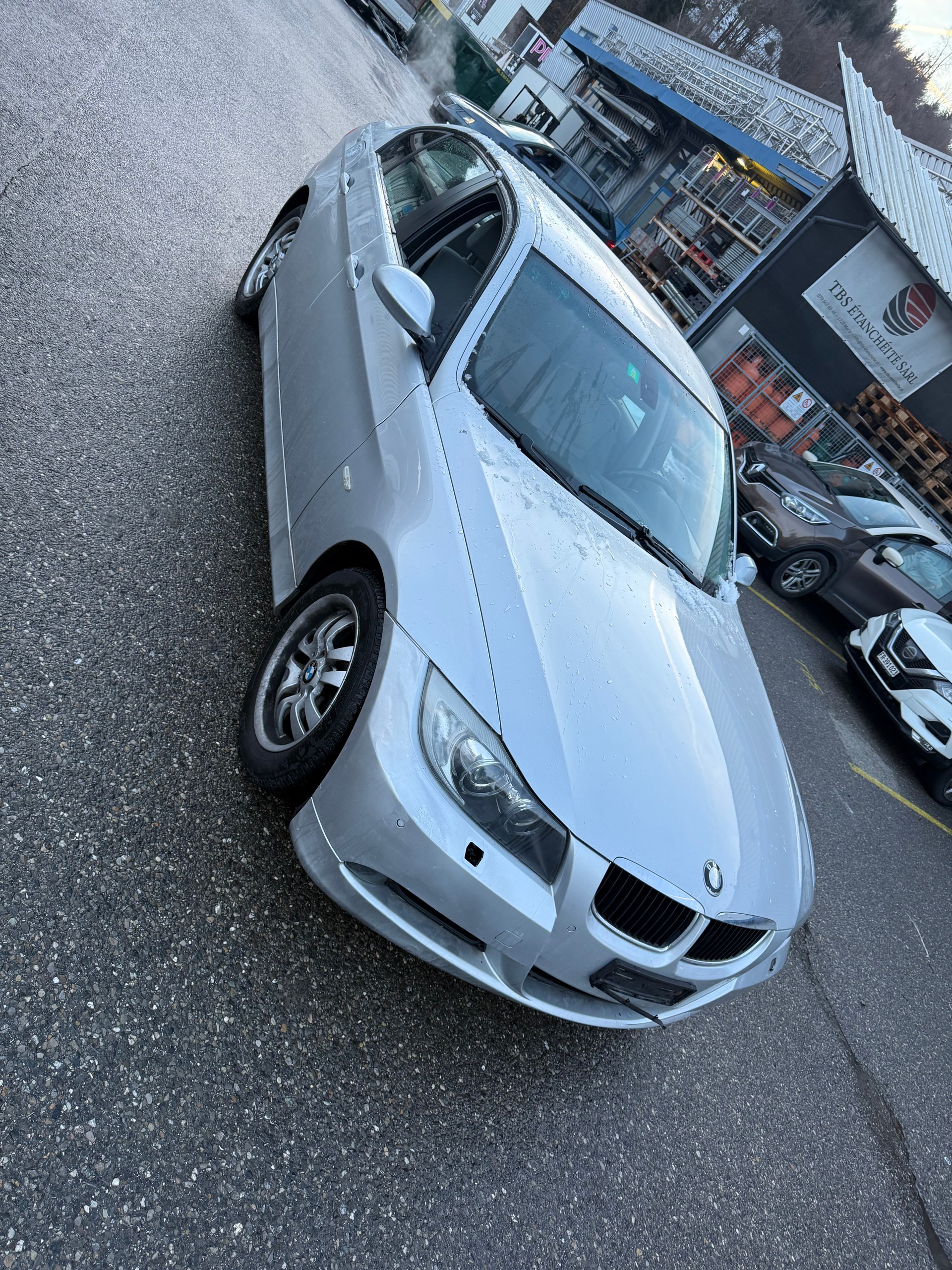 BMW 320i-image-2