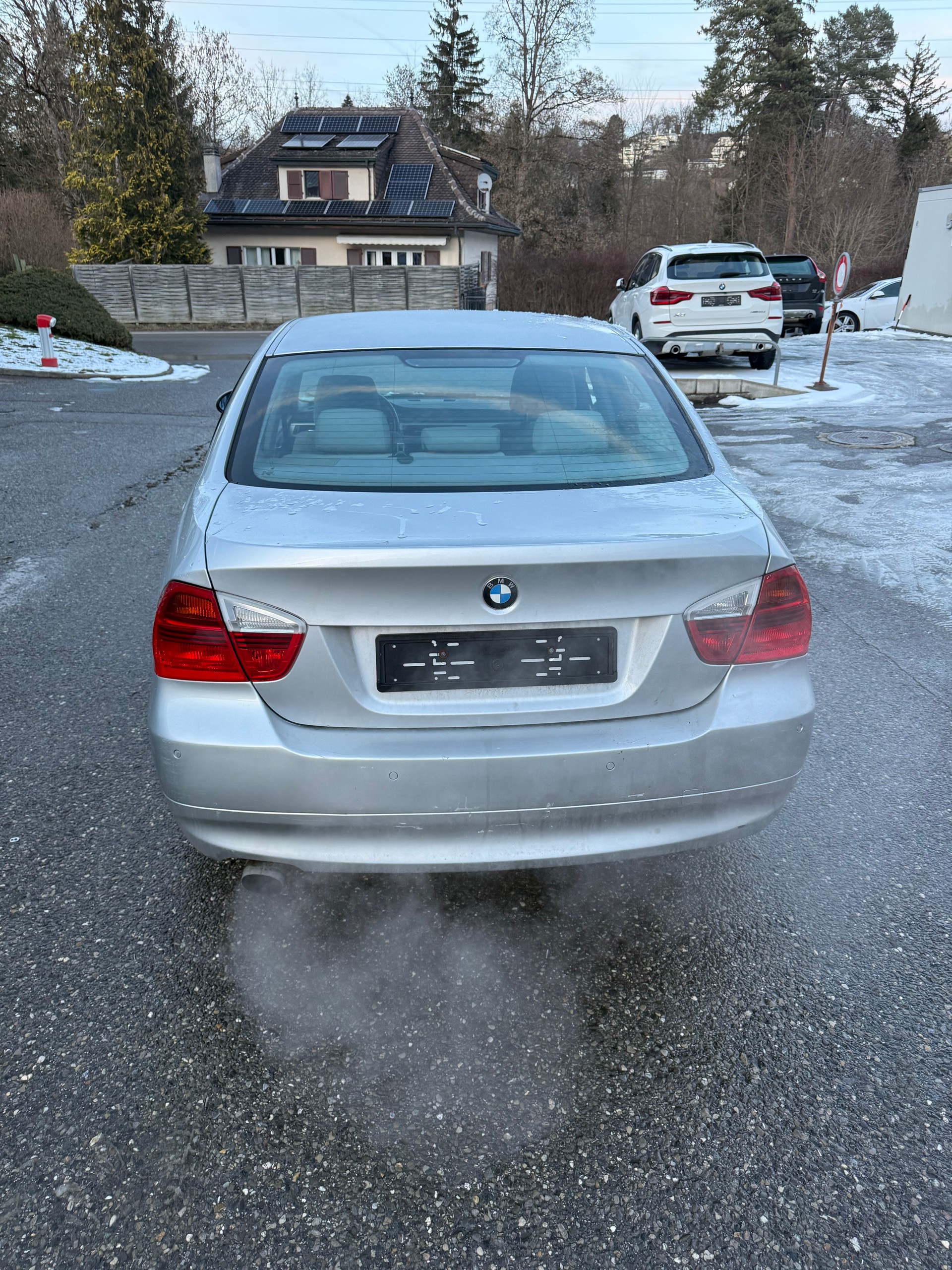 BMW 320i-image-4