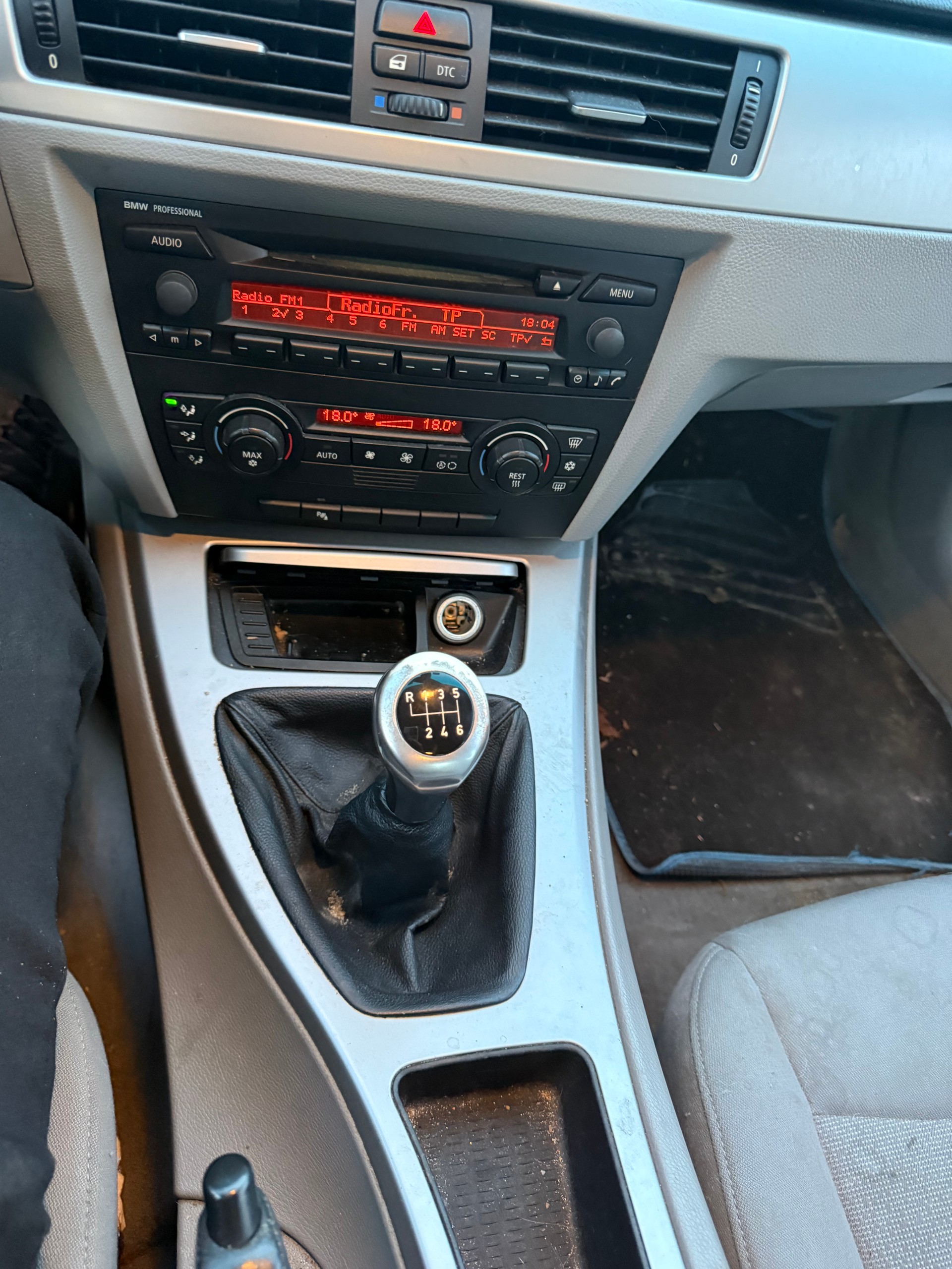BMW 320i-image-9