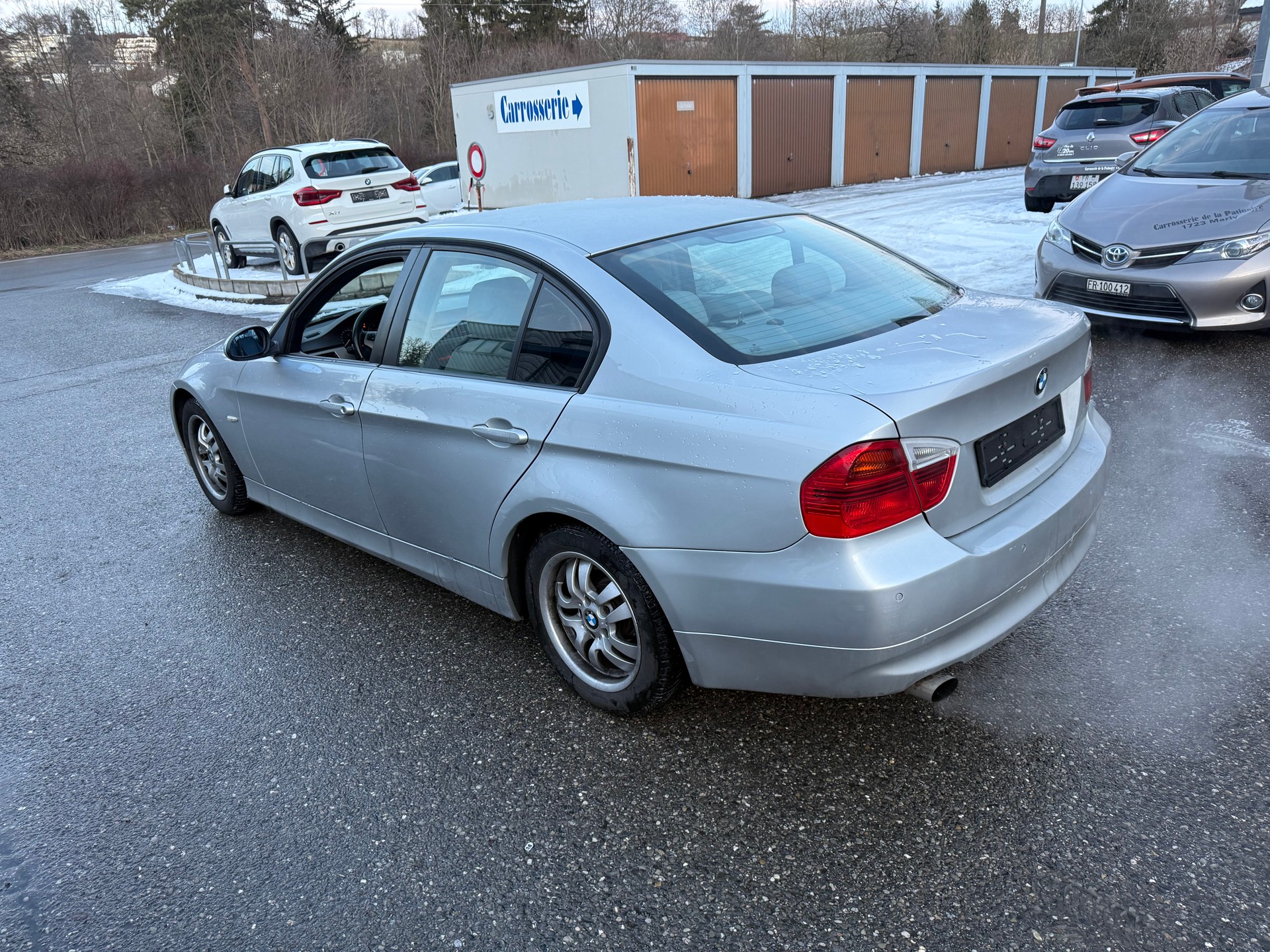BMW 320i-image-5
