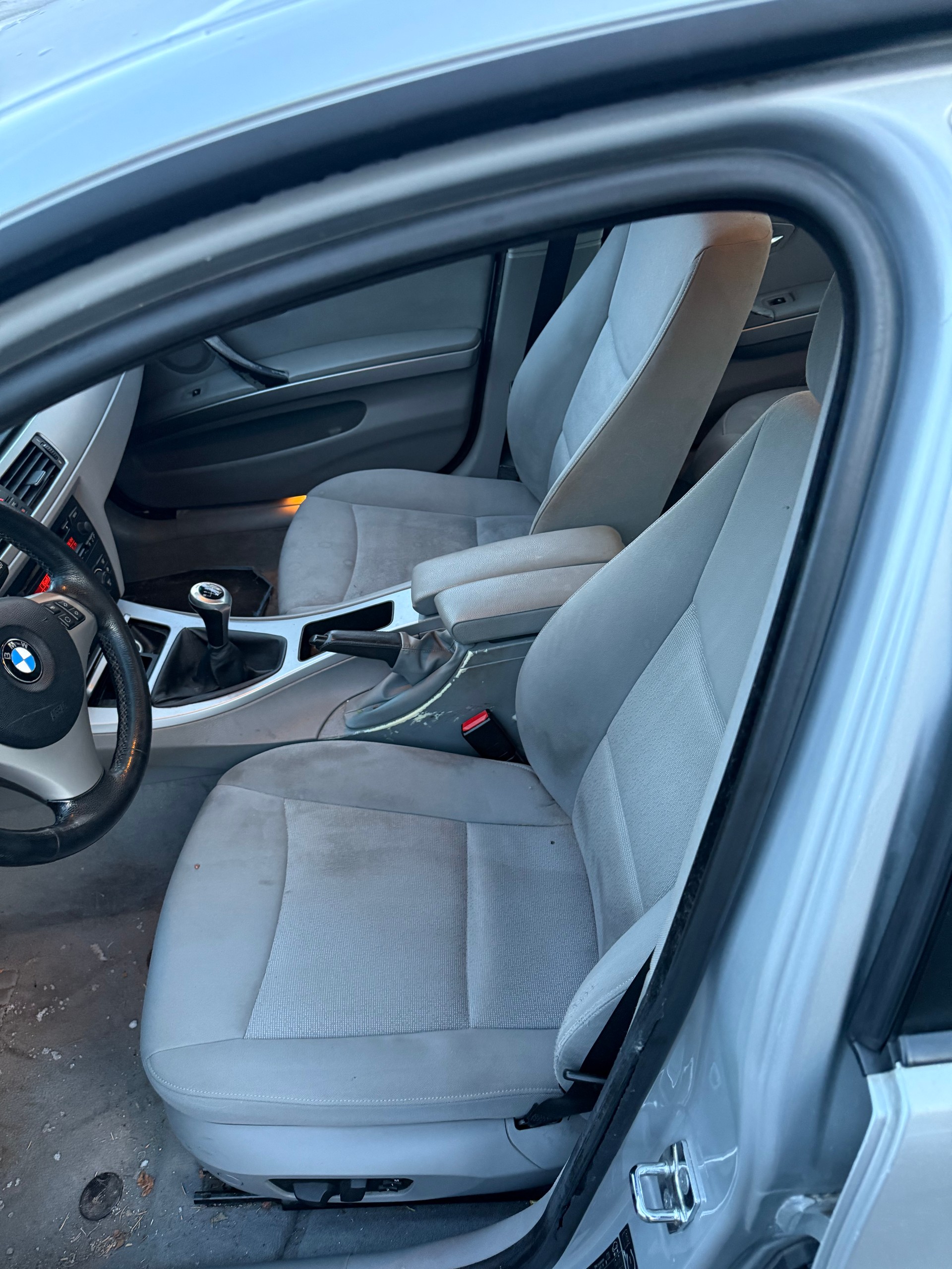 BMW 320i-image-6
