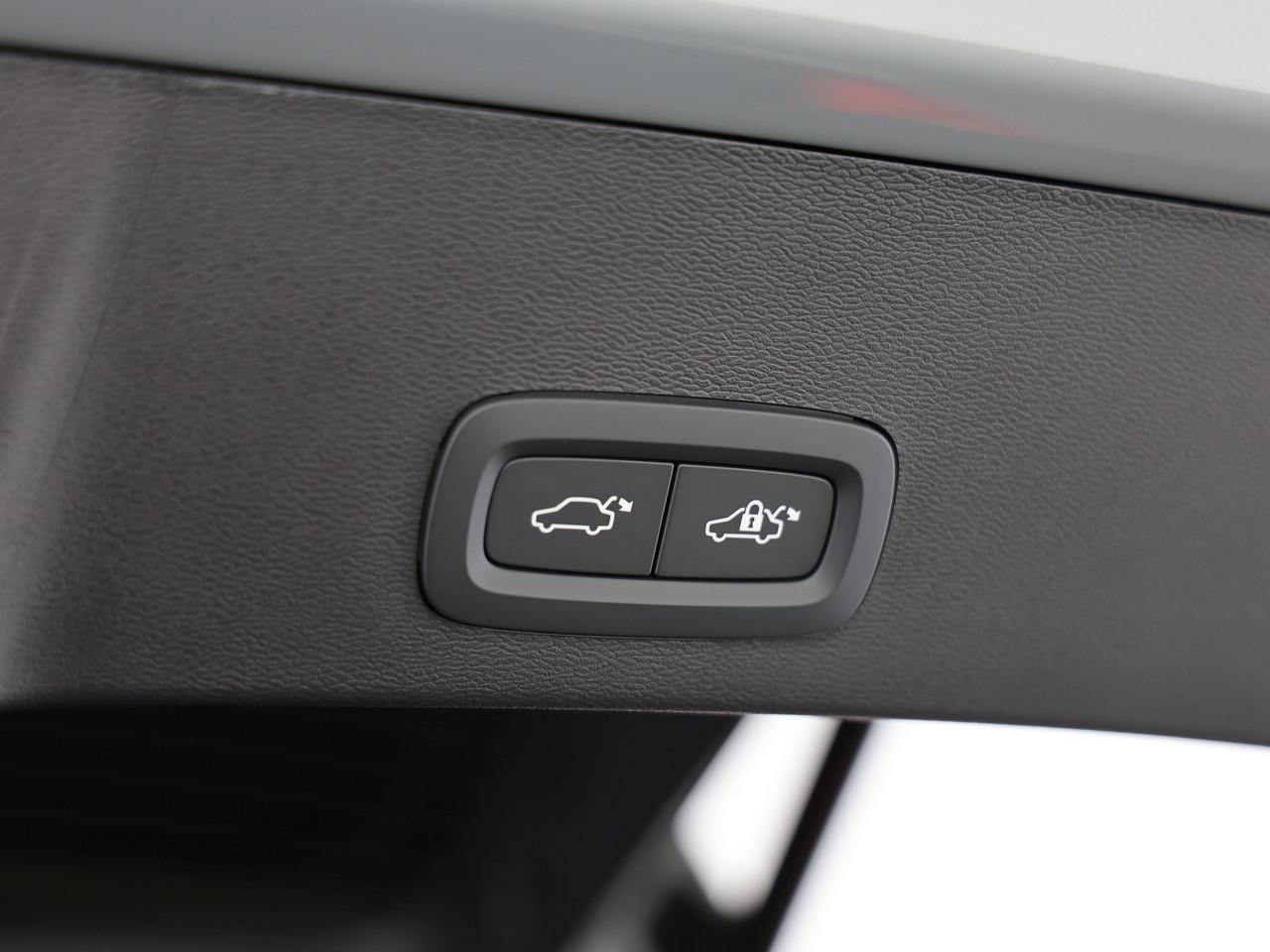 VOLVO XC40 2.0 B3 MH Plus Dark-image-16