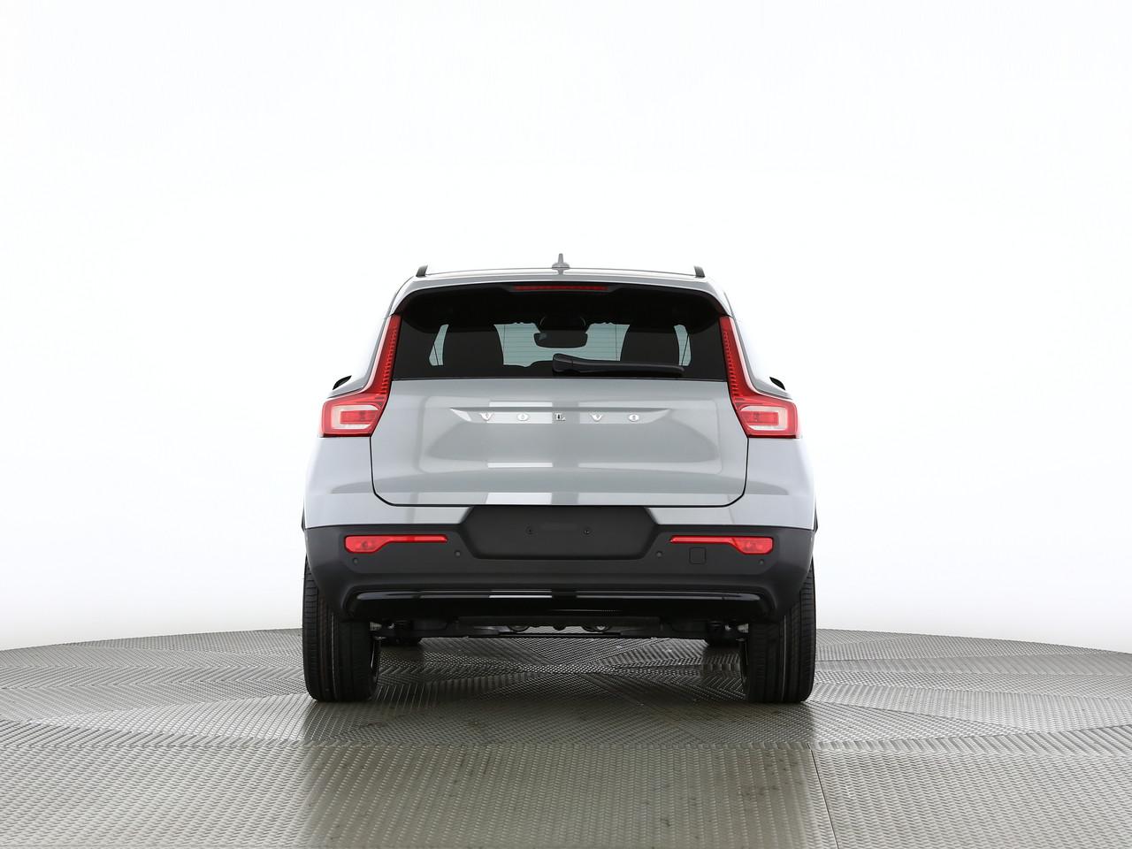 VOLVO XC40 2.0 B3 MH Plus Dark-image-3