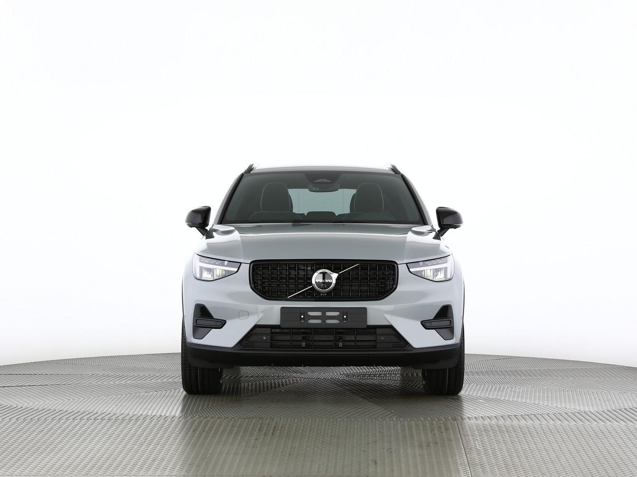 VOLVO XC40 2.0 B3 MH Plus Dark-image-4
