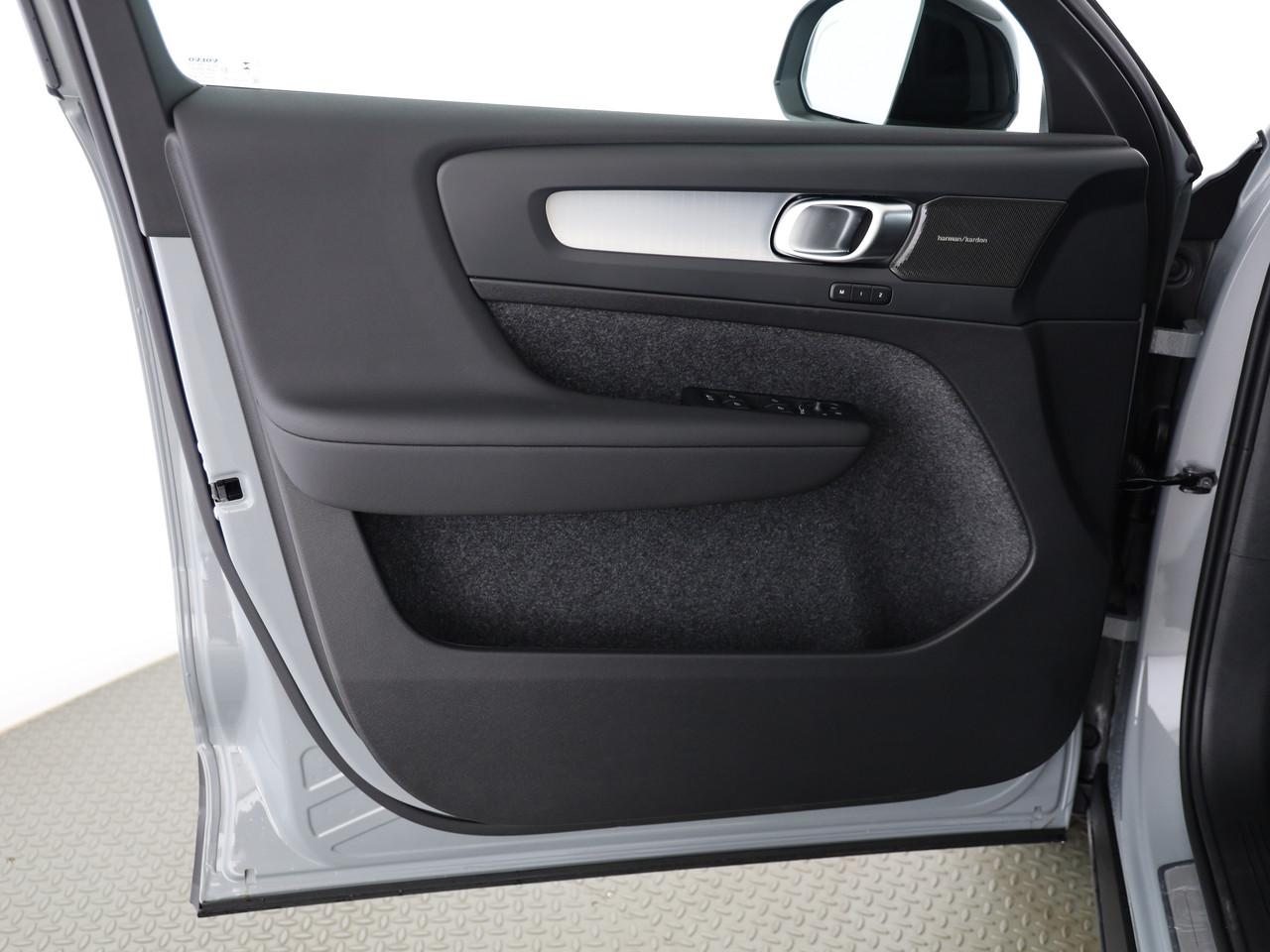 VOLVO XC40 2.0 B3 MH Plus Dark-image-15