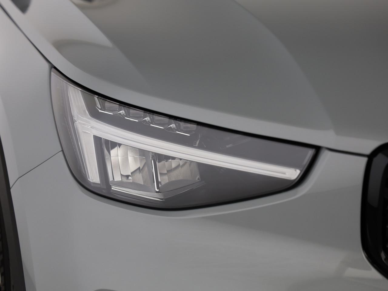 VOLVO XC40 2.0 B3 MH Plus Dark-image-5