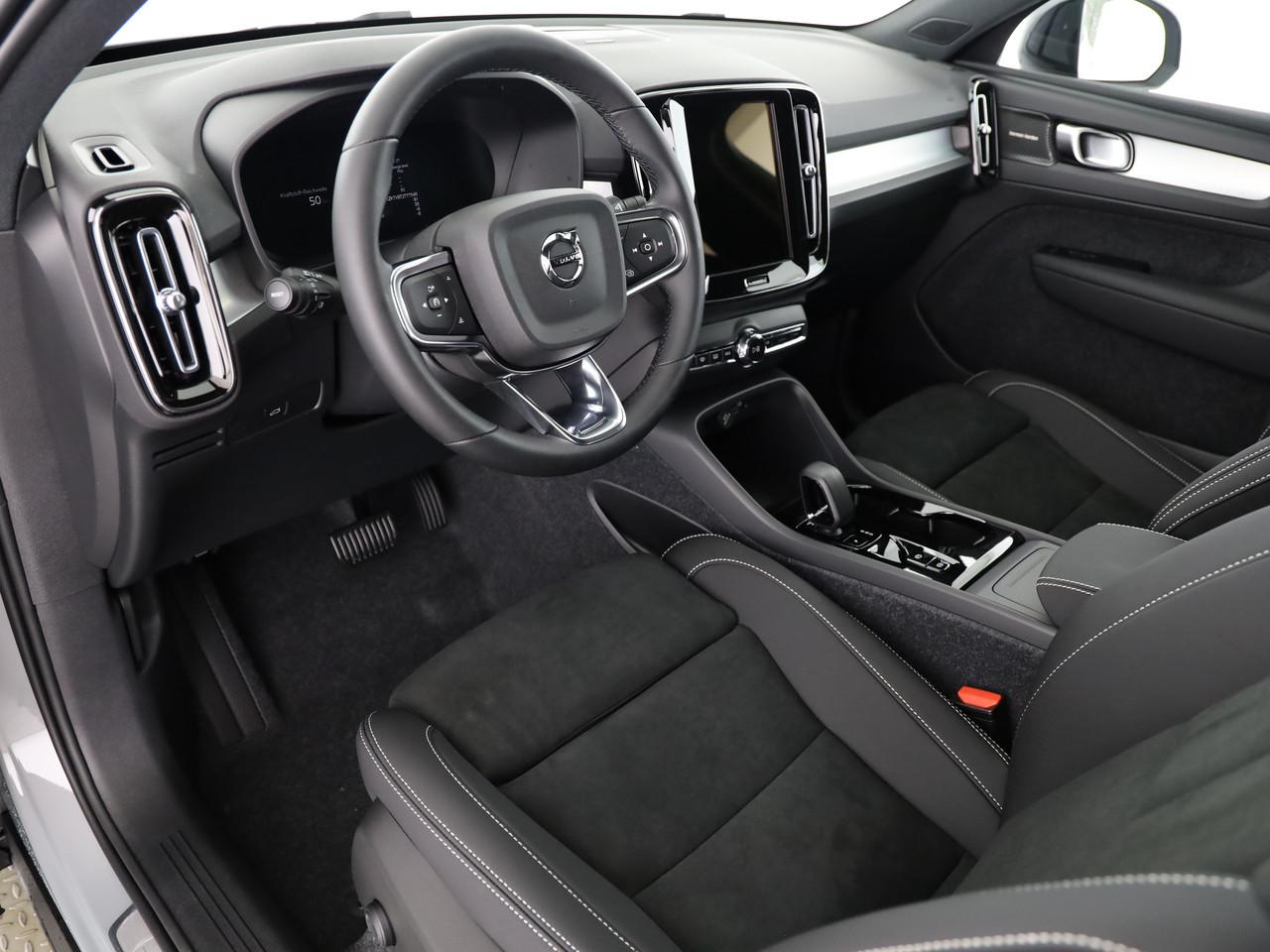 VOLVO XC40 2.0 B3 MH Plus Dark-image-7