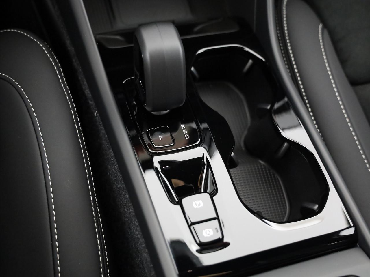 VOLVO XC40 2.0 B3 MH Plus Dark-image-17