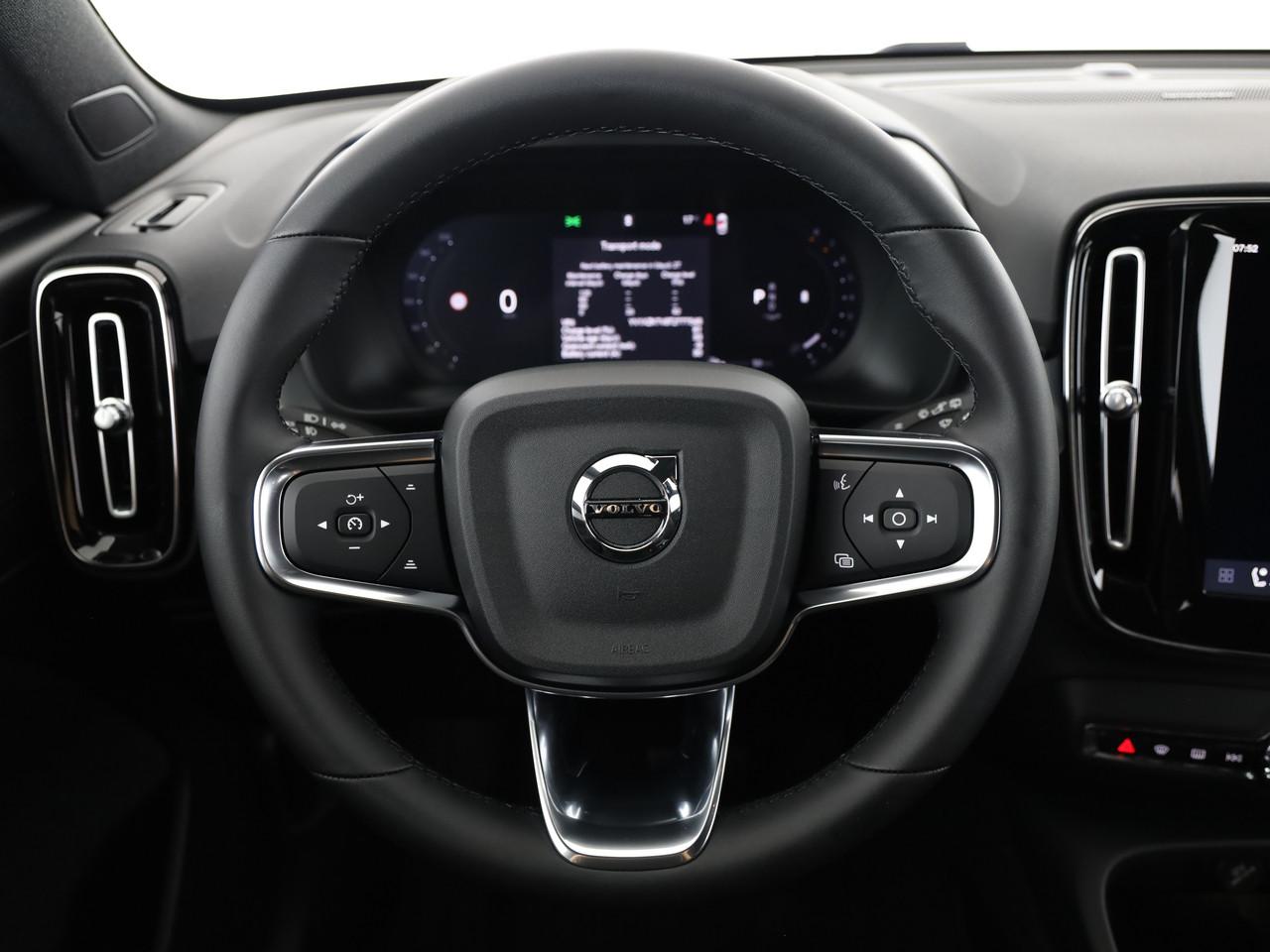 VOLVO XC40 2.0 B3 MH Plus Dark-image-12