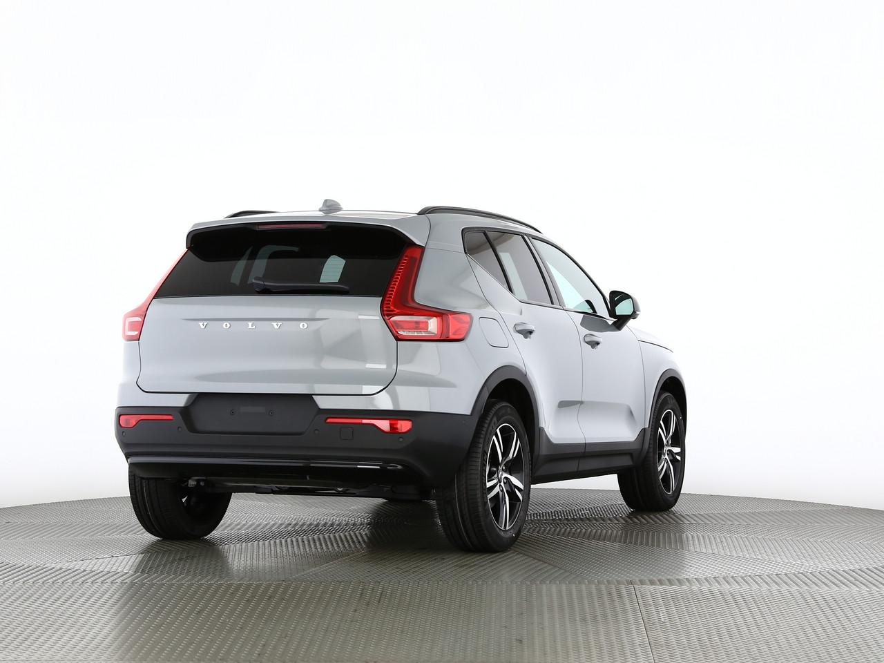 VOLVO XC40 2.0 B3 MH Plus Dark-image-1