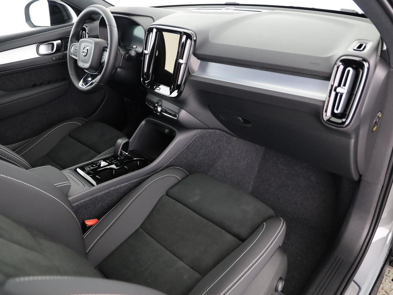 VOLVO XC40 2.0 B3 MH Plus Dark-image-8