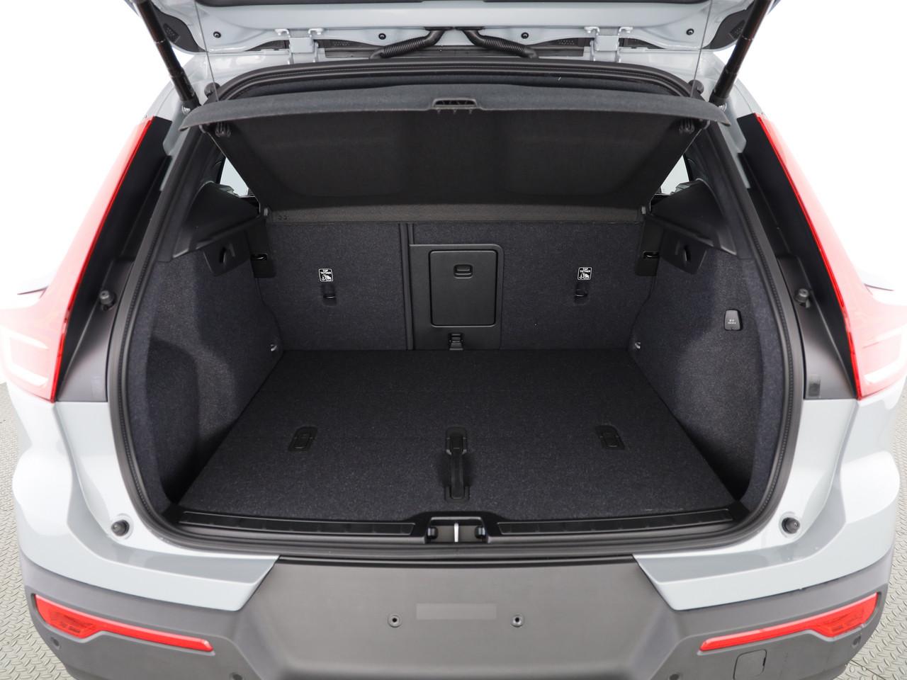 VOLVO XC40 2.0 B3 MH Plus Dark-image-11