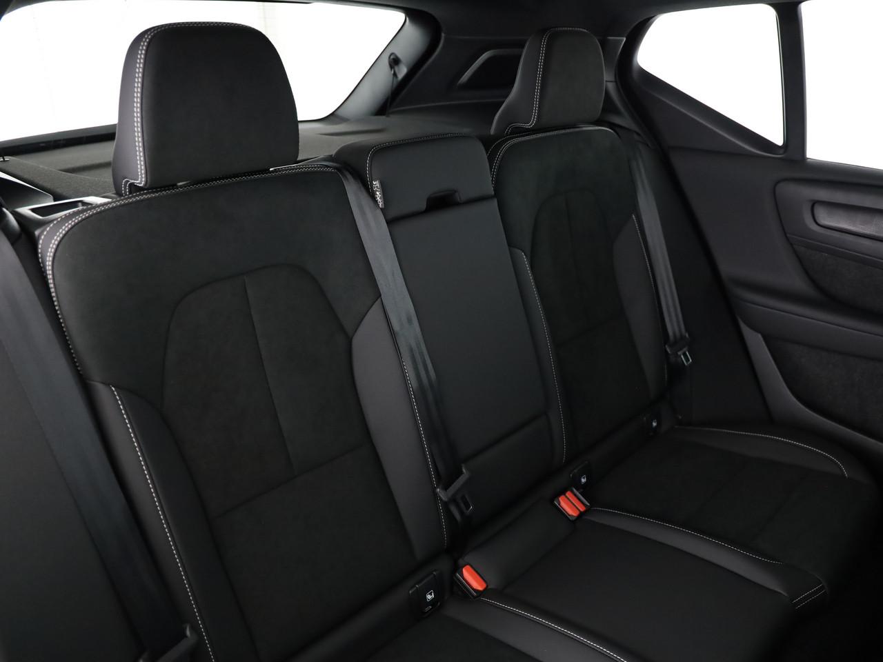VOLVO XC40 2.0 B3 MH Plus Dark-image-10