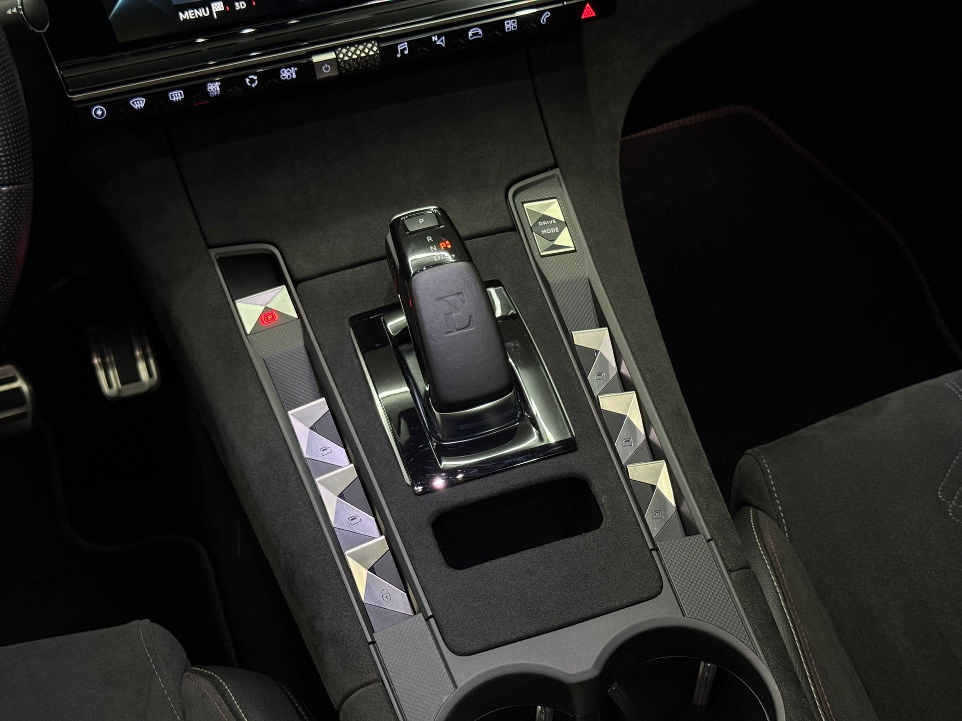 DS AUTOMOBILES DS 7 Crossback E-Tense 300 Performance Line-image-14