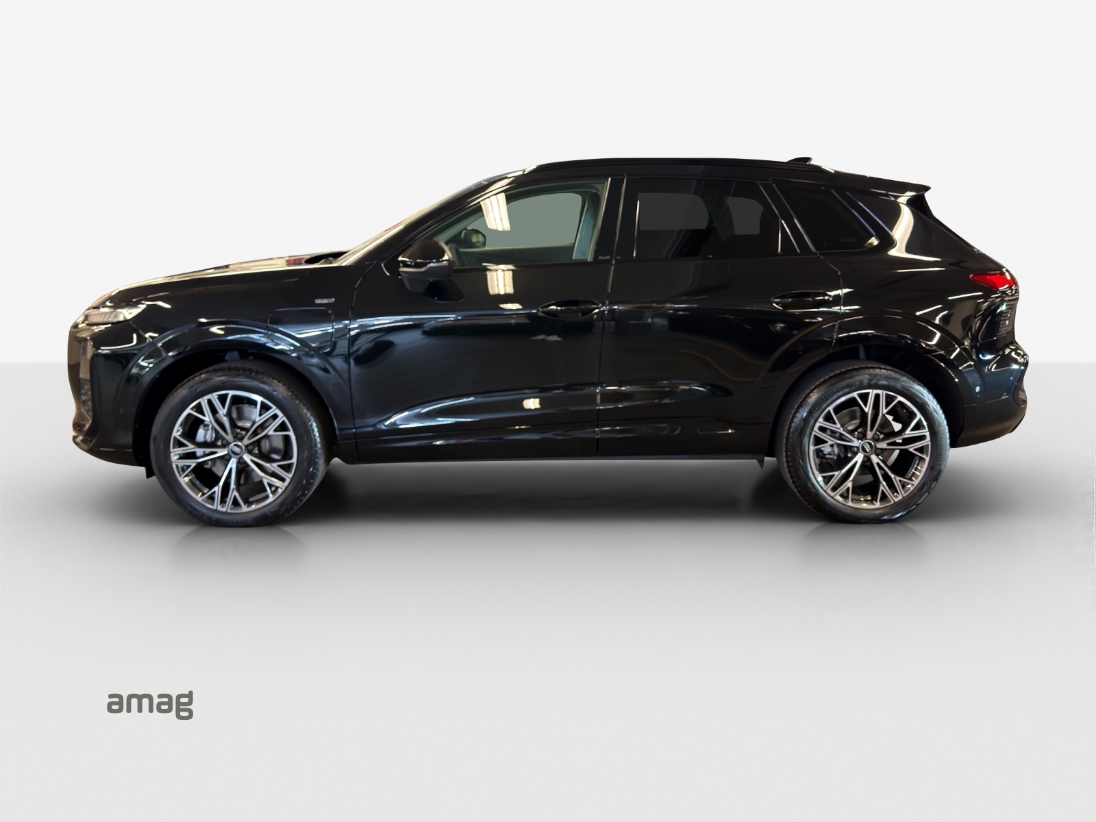 AUDI Q3 SUV e-hybrid 200 kW S tronig-showroom-element-1