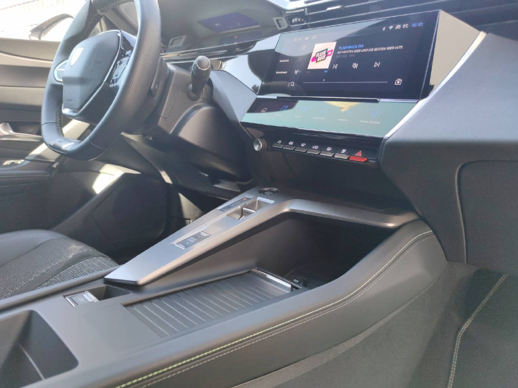 PEUGEOT 308 SW 1.6 PHEV 180 GT-image-10