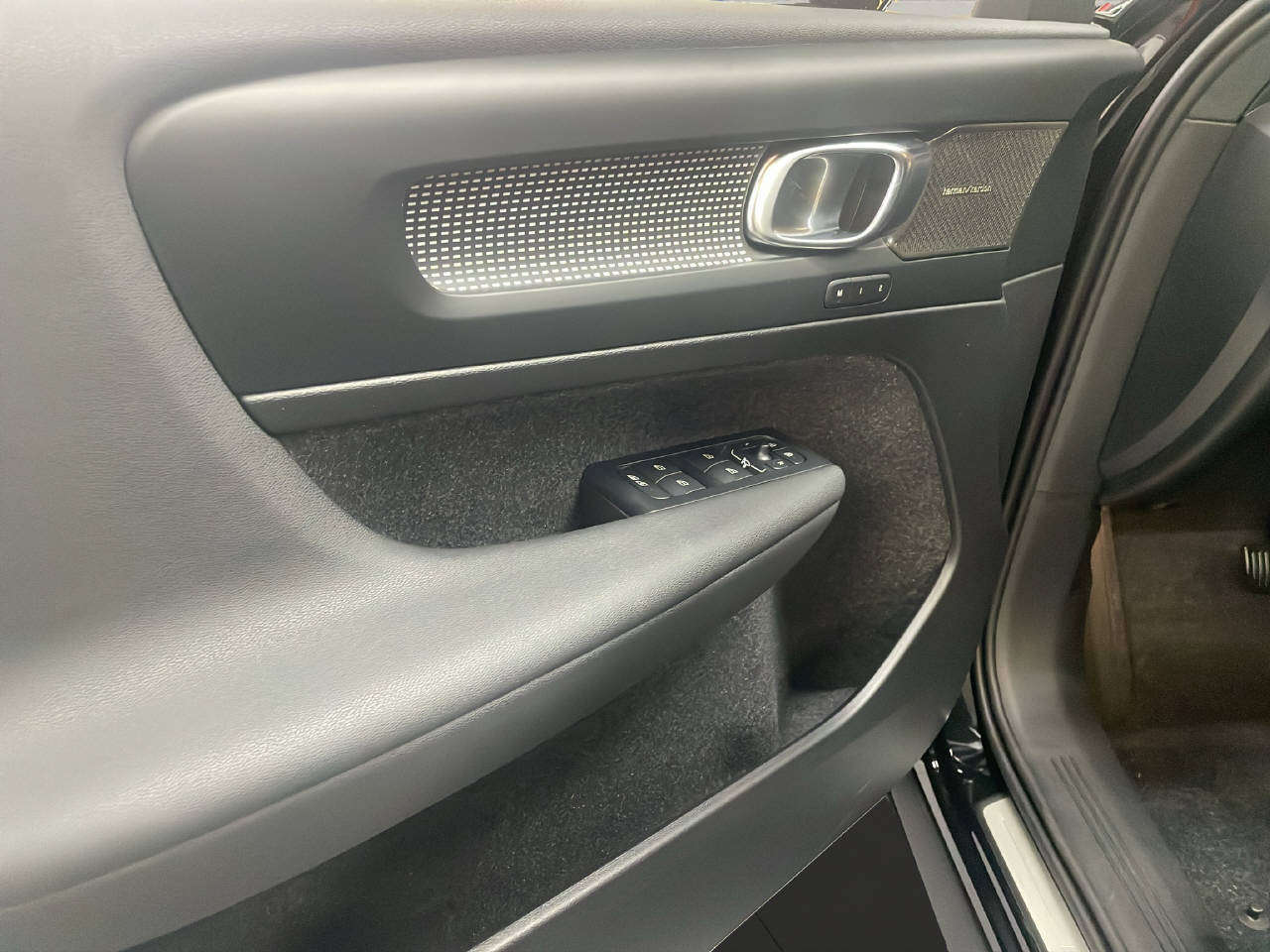 VOLVO XC40 P8 Twin Pro AWD-image-12