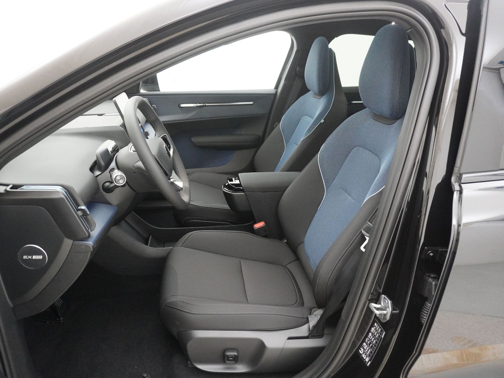 VOLVO EX 30 Twin Ultra Performance Black Edition AWD-image-6