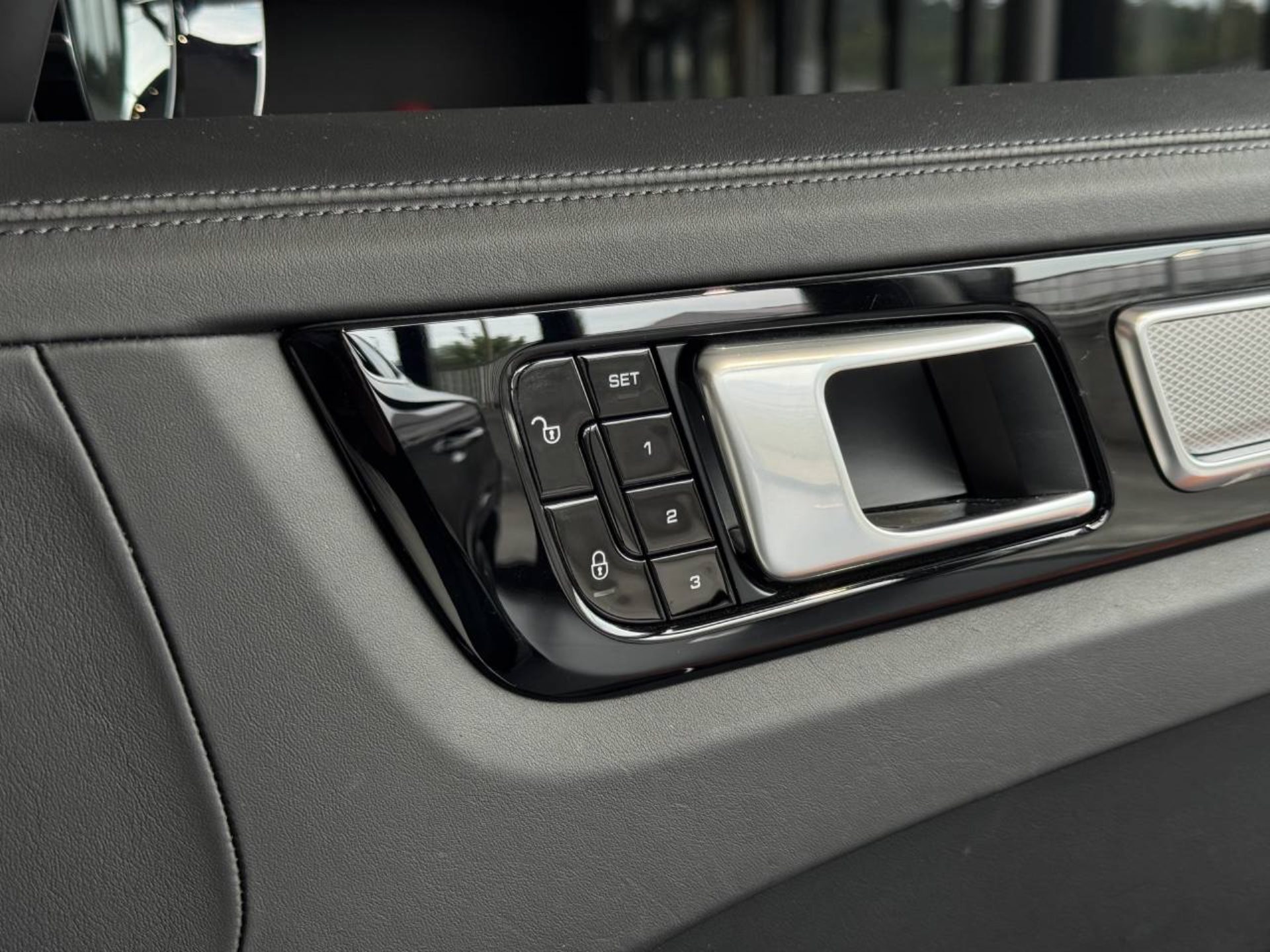 PORSCHE Cayenne S-image-25
