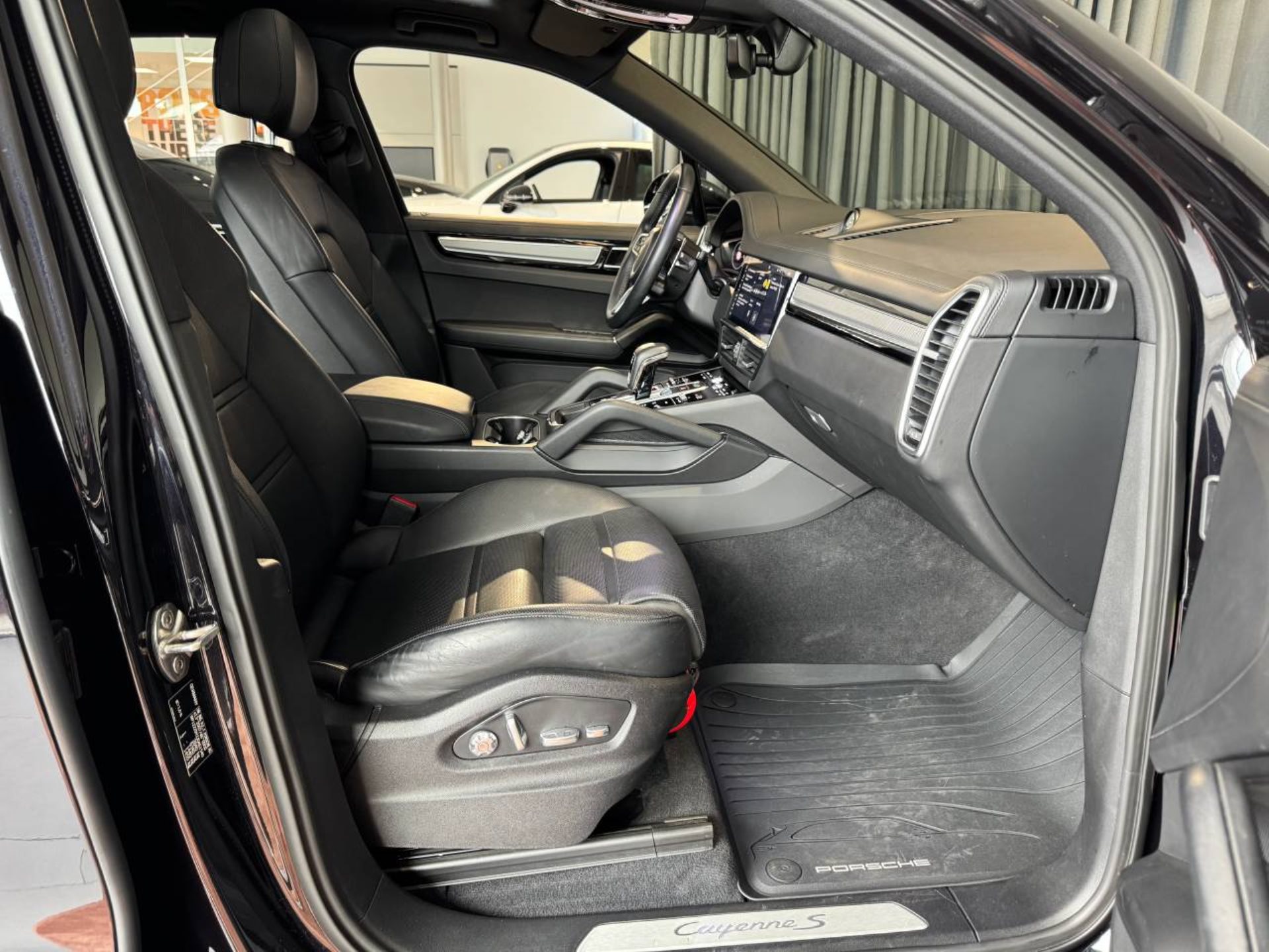 PORSCHE Cayenne S-image-21
