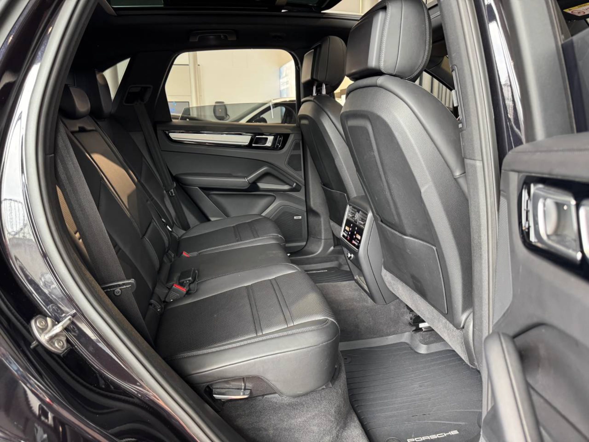 PORSCHE Cayenne S-image-18