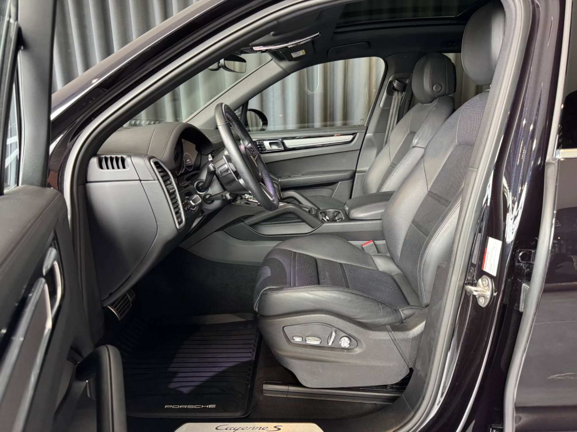 PORSCHE Cayenne S-image-4