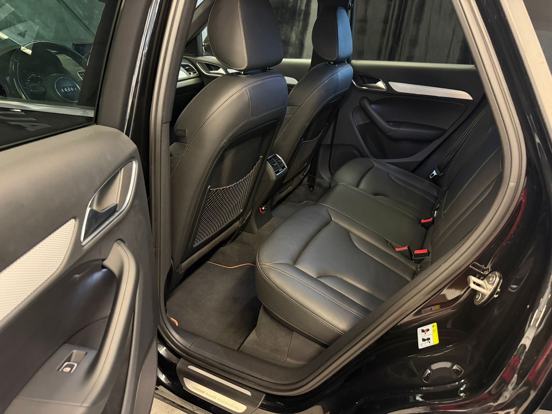 AUDI Q3 2.0 TDI design quattro S-tronic-image-12