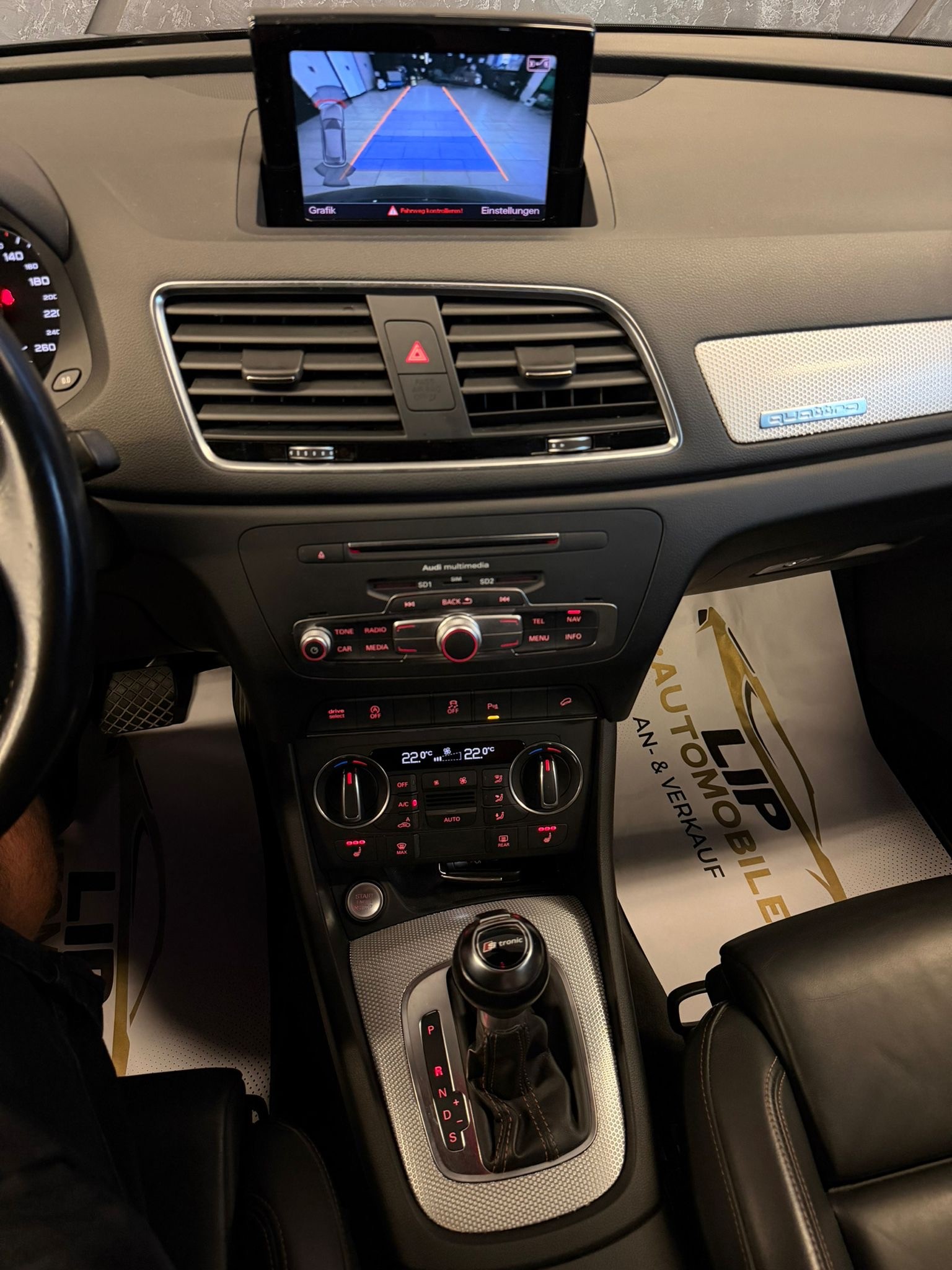 AUDI Q3 2.0 TDI design quattro S-tronic-image-11