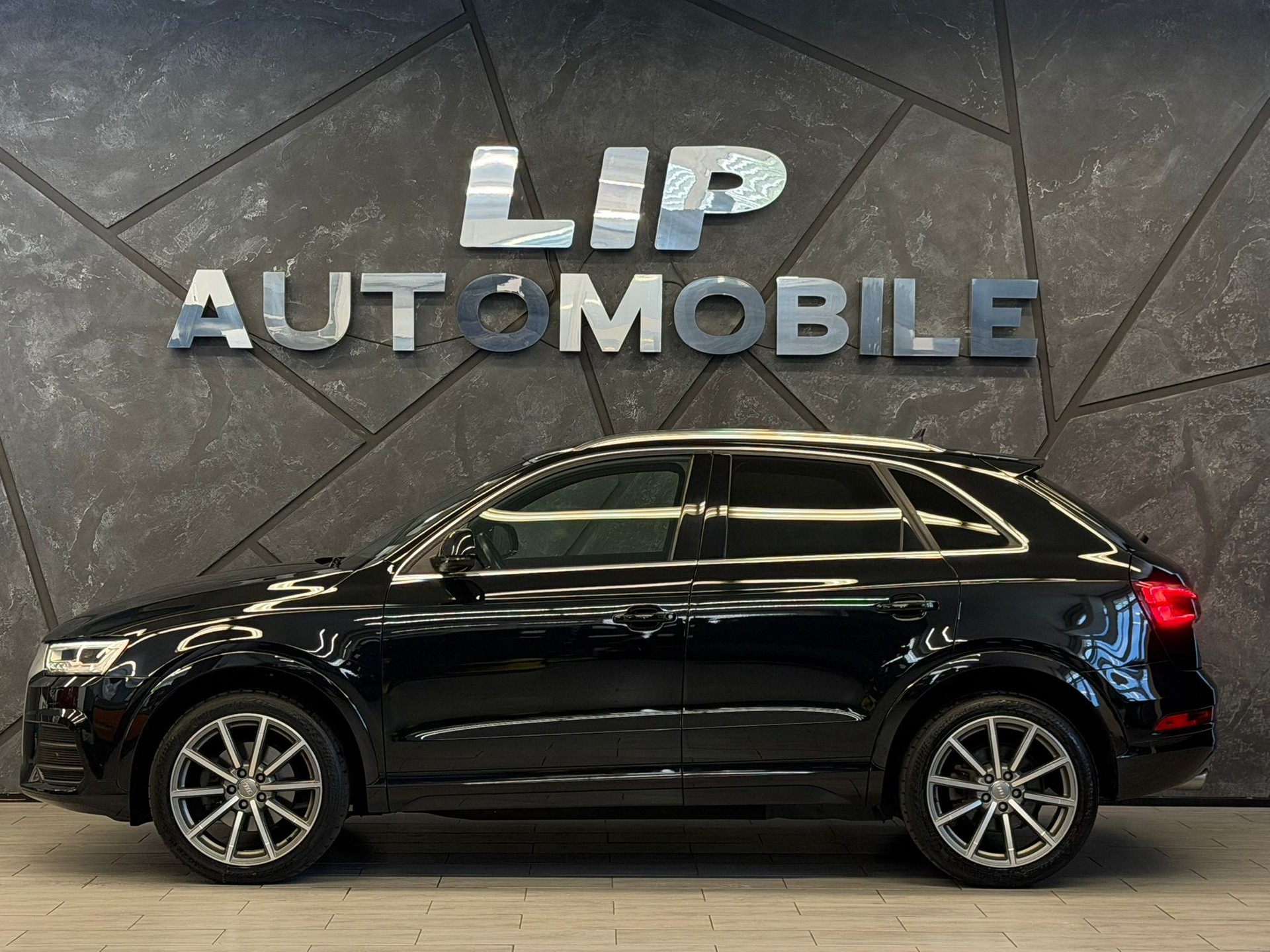 AUDI Q3 2.0 TDI design quattro S-tronic-image-4
