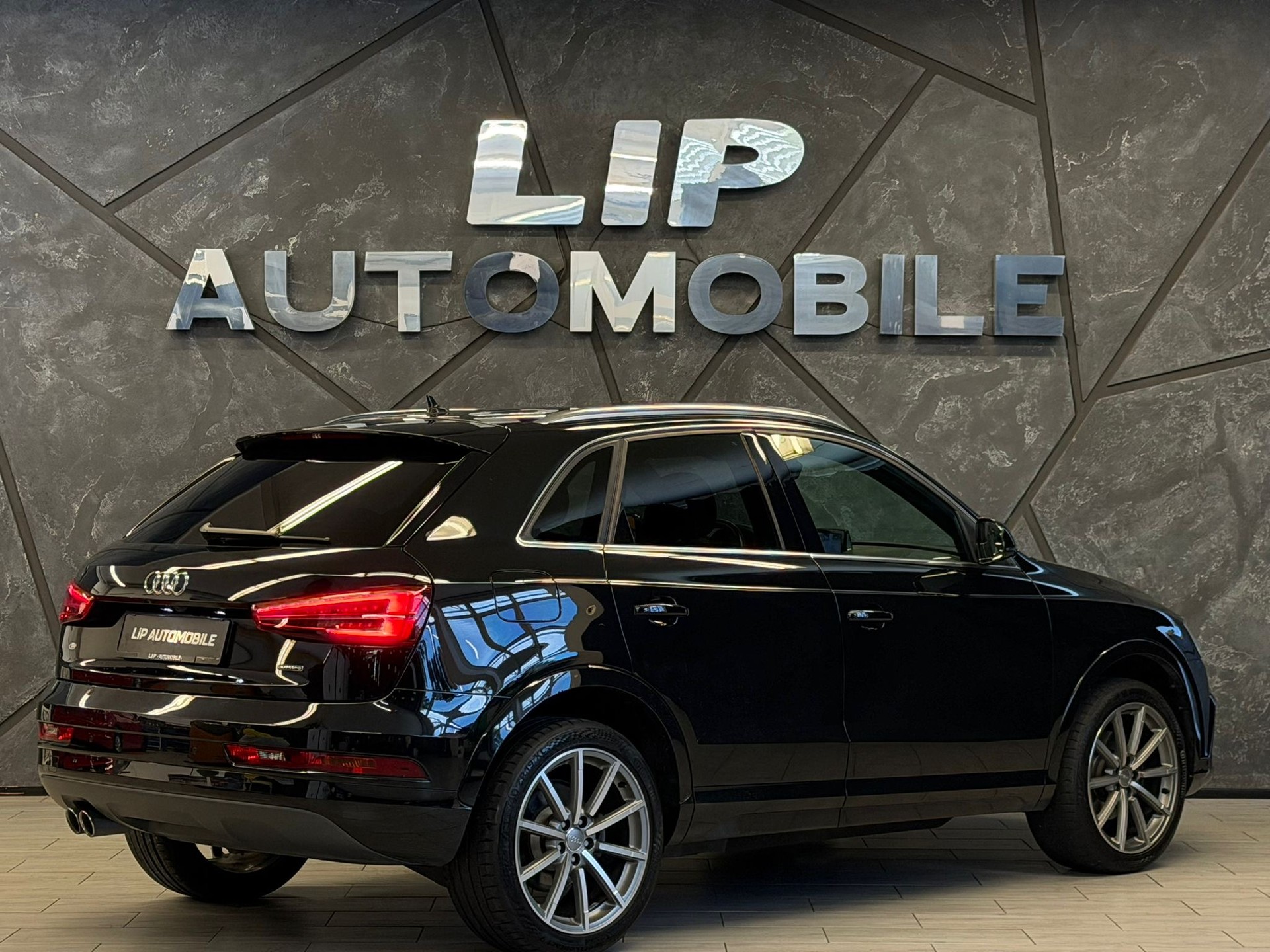 AUDI Q3 2.0 TDI design quattro S-tronic-image-5