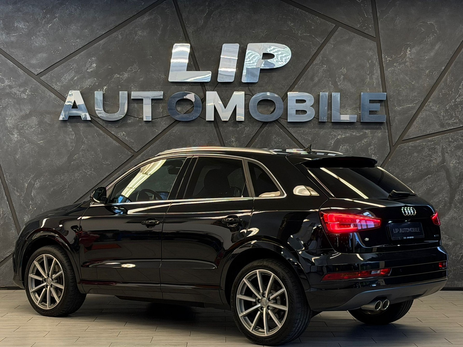 AUDI Q3 2.0 TDI design quattro S-tronic-image-7