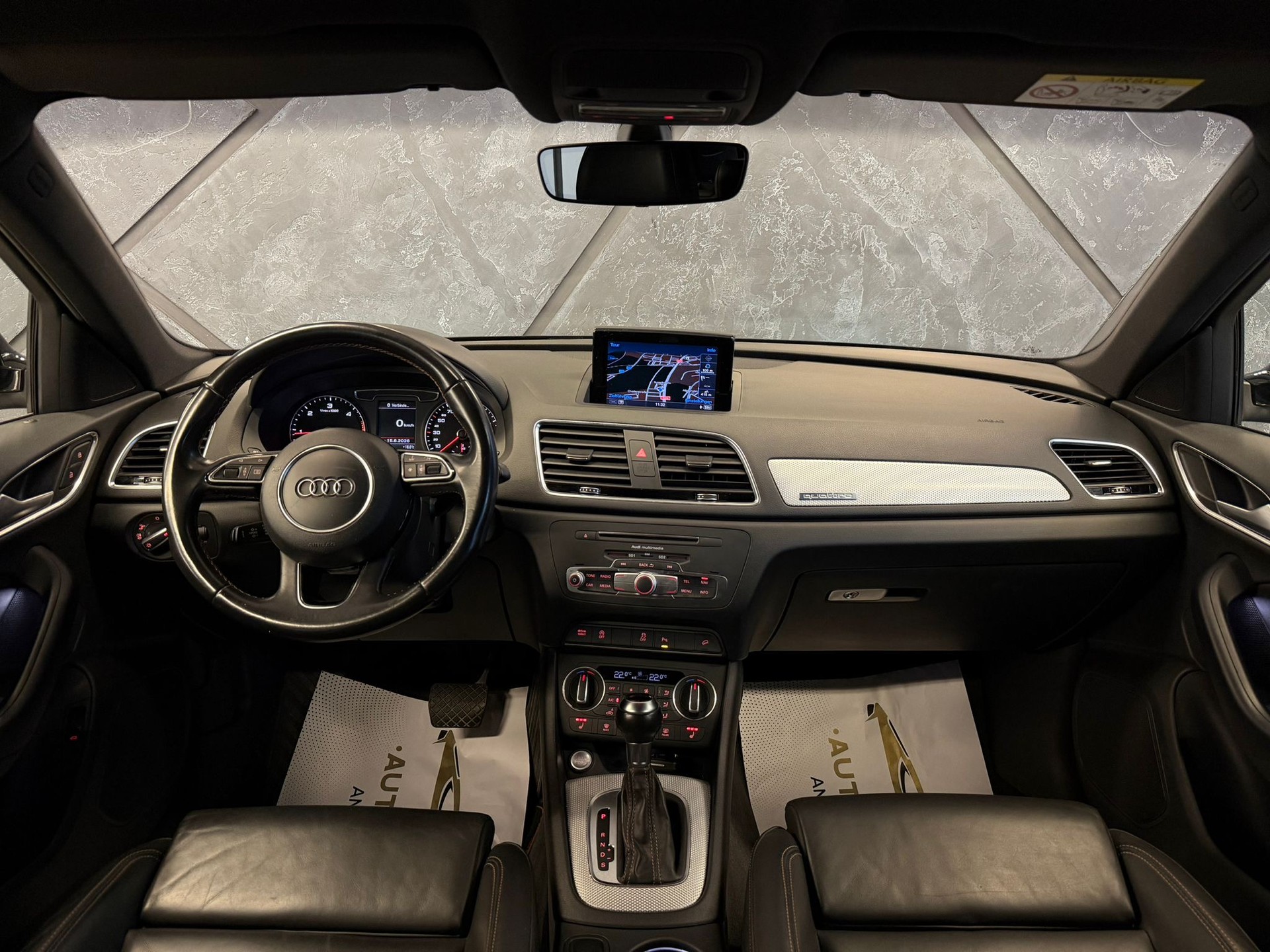 AUDI Q3 2.0 TDI design quattro S-tronic-image-8
