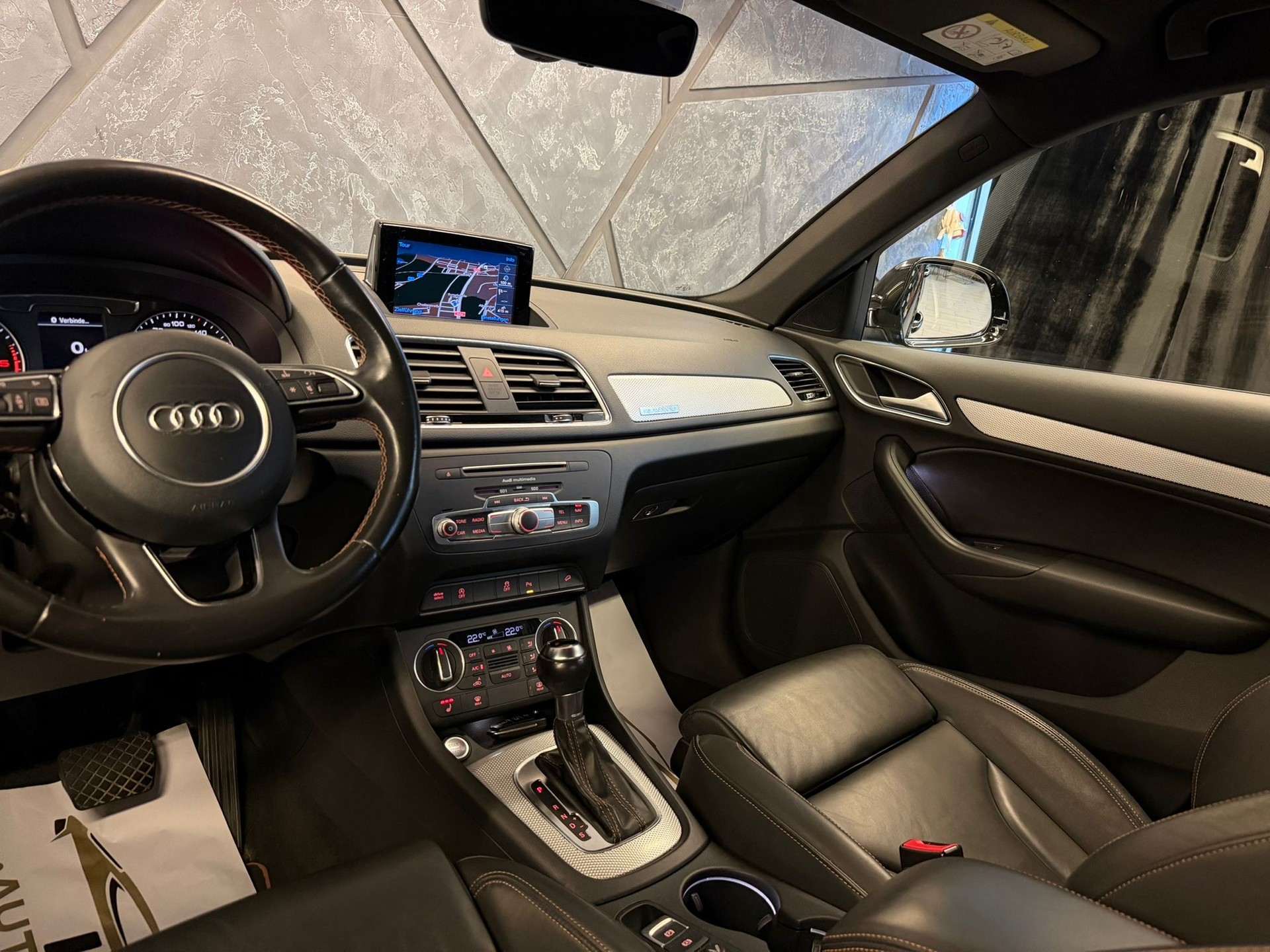 AUDI Q3 2.0 TDI design quattro S-tronic-image-9