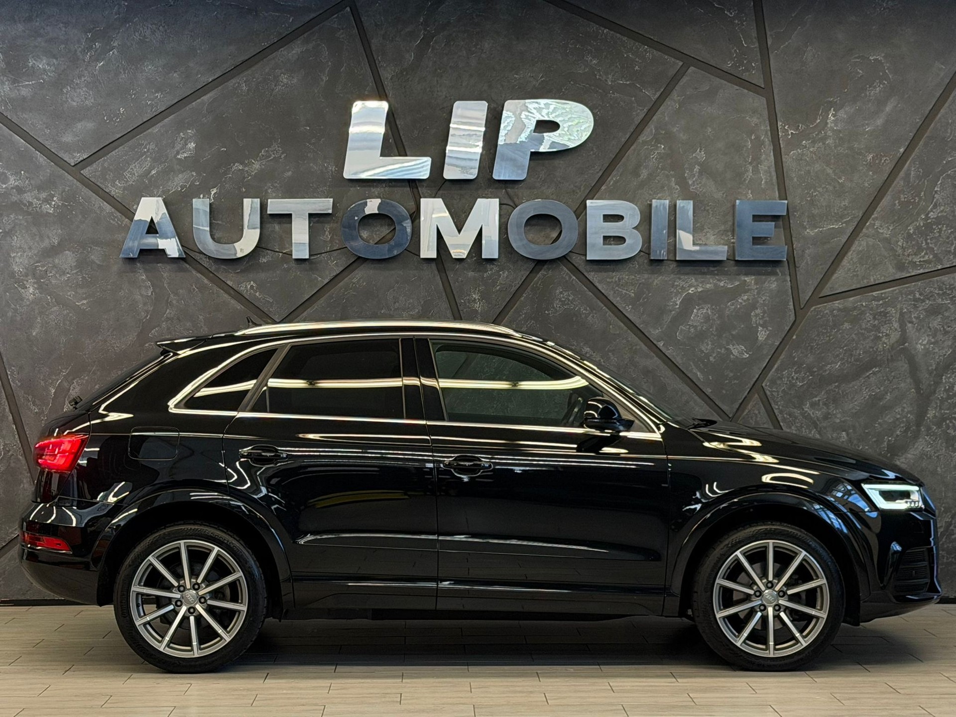 AUDI Q3 2.0 TDI design quattro S-tronic-image-3