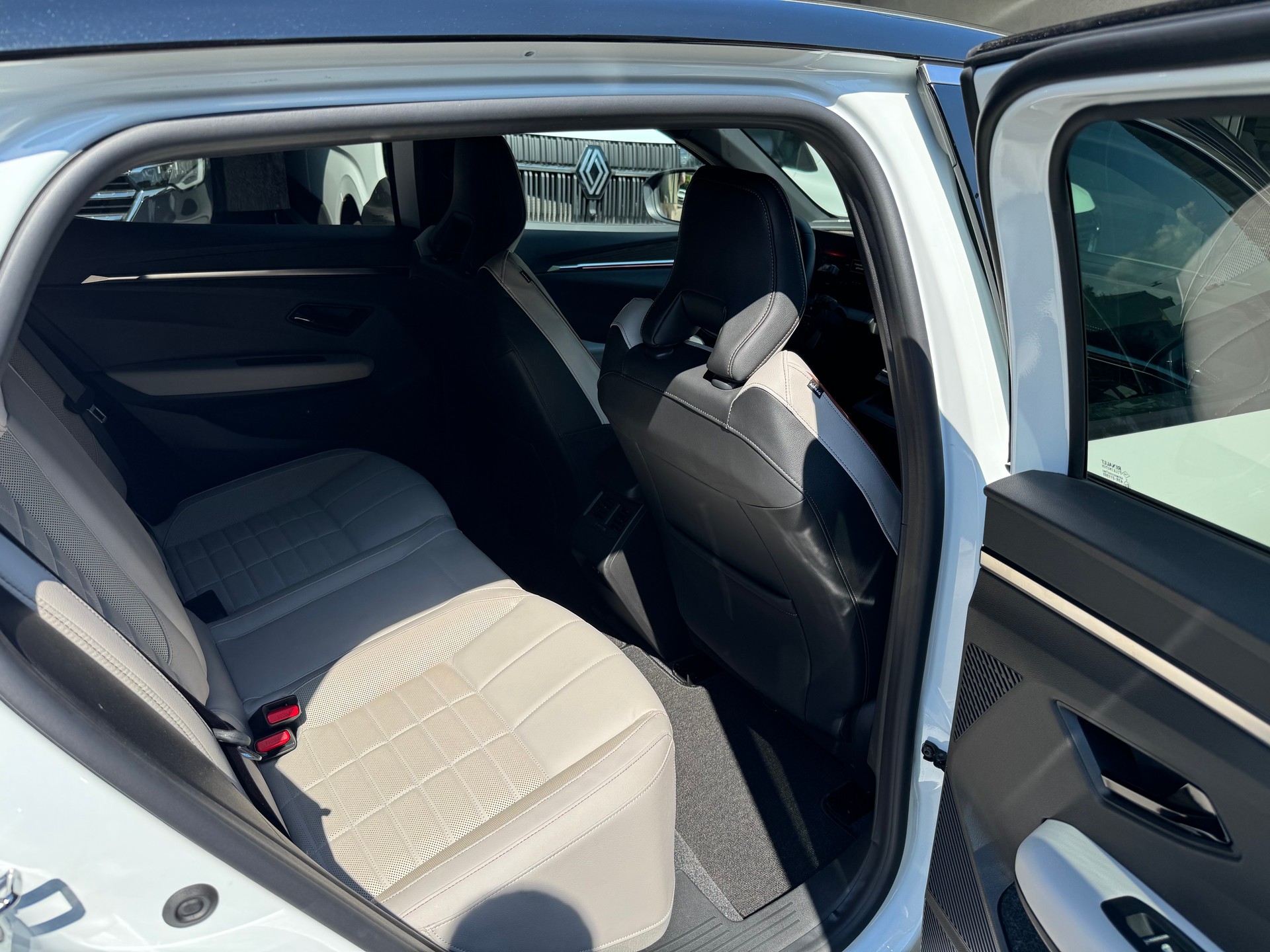 RENAULT Mégane E-TECH EV60 Iconic-image-11
