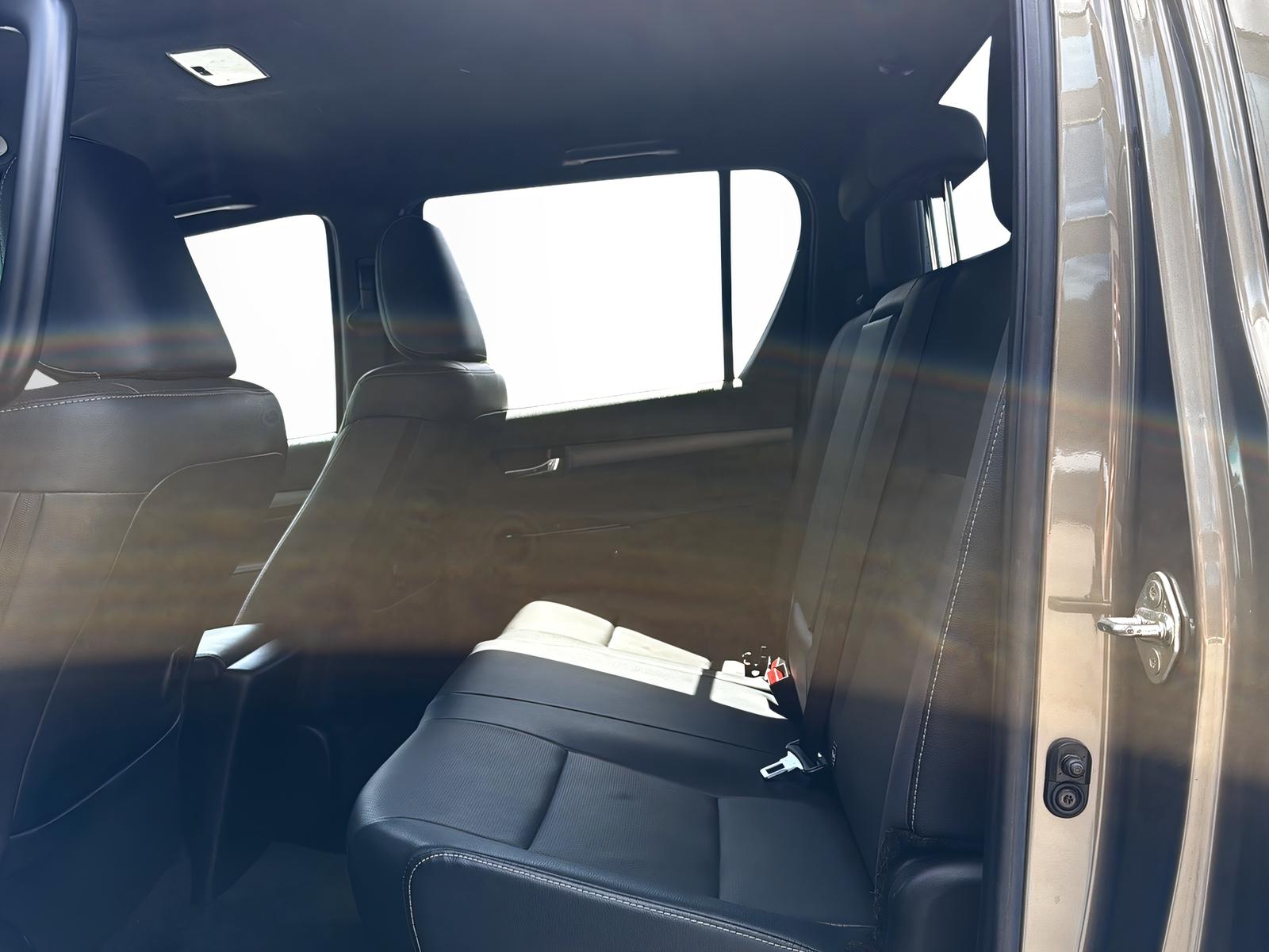TOYOTA Hilux Double Cab.-Pick-up 2.8 D-4D 204 Invincible-image-11